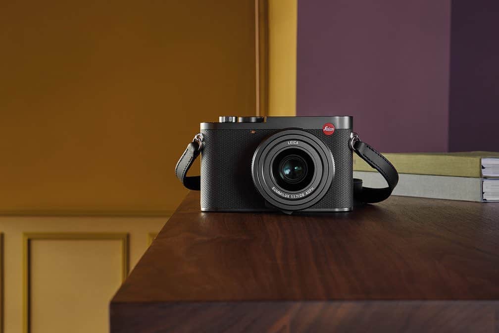 吉田カバン 表参道さんのインスタグラム写真 - (吉田カバン 表参道Instagram)「. "Leica Q3"  PORTER TOKYOでは創業100年を超えるドイツのカメラメーカー「Leica（ライカ）」を展開しています。  世界中で愛されるLeicaは、手作業で丁寧につくり上げた確かな品質と信頼を備えたカメラを世に送り出してきました。  「Leica Q3」は卓越したカメラ性能と時代に左右されない洗練されたデザインを受け継ぐ、Qシリーズの次世代モデルです。  6000万画素を誇るフルサイズセンサーや、可動式でアングルの幅が広がるチルト式モニターなど、新たな機能を採用しています。優れた操作性で卓越した写真や動画をさらに自由に表現できるようになりました。 是非、店頭でご覧ください。  ・Leica Q3 BLACK ￥902,000-（tax included）  ※PORTER TOKYOはライカカメラジャパン(株)の正規取扱店です。  ※PORTER OMOTESANDO・OSAKAではお取扱がございません。  #yoshidakaban #porter #luggagelabel #potr #porteryoshida #madeinjapan #japan #heartandsoulintoeverystitch #porterflagshipstore #japan #leicacamera #leica #Q3 #leica Q3 #吉田カバン #ポーター #日本製 #一針入魂 #ライカ」6月3日 11時12分 - porter_flagship_store