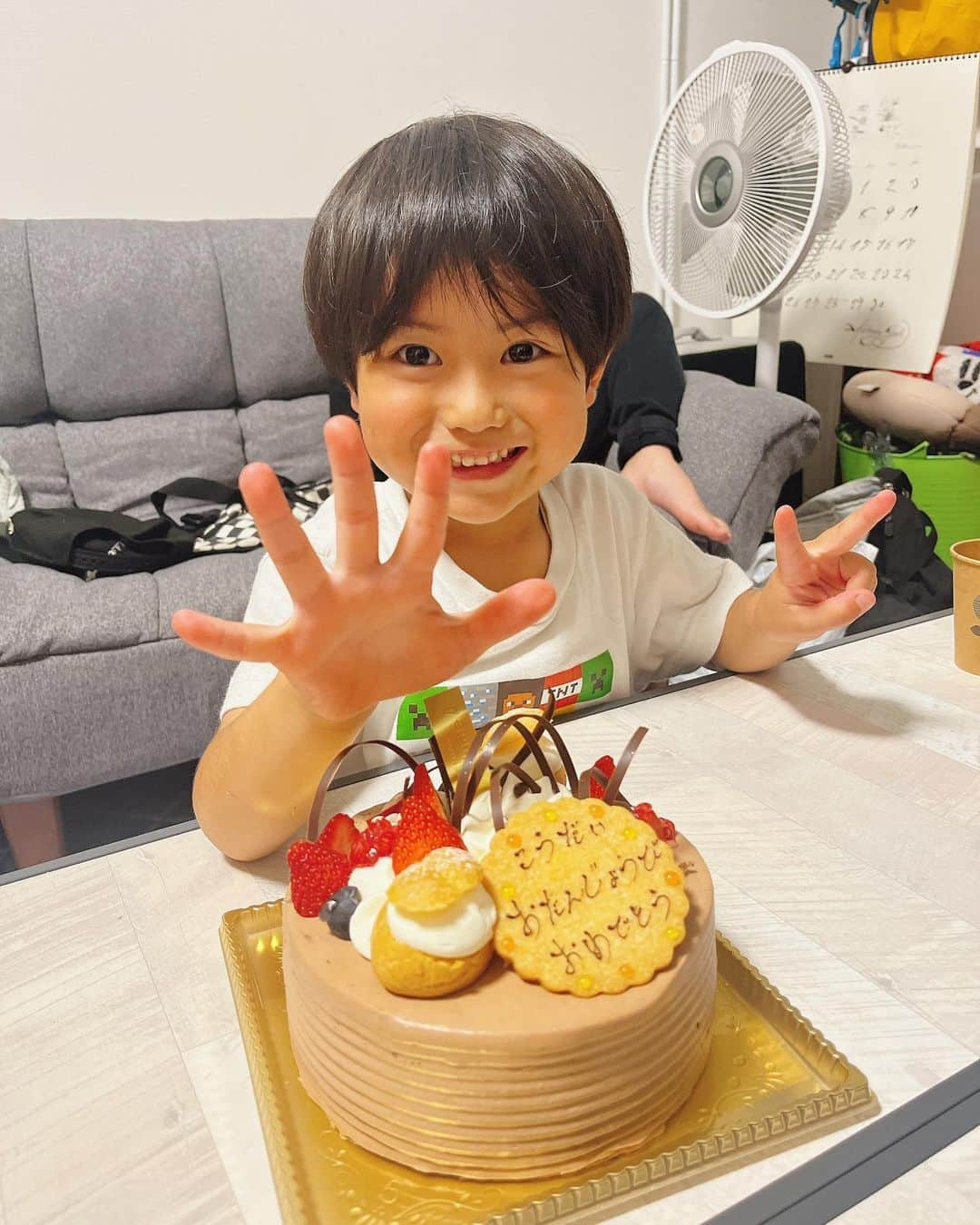 原口恵美さんのインスタグラム写真 - (原口恵美Instagram)「我が家の4男 6月1日で５歳になりましたー☺️  大好きなクレヨンしんちゃんと 同い年で益々喜んでおります🤣  お誕生日当日は、6人兄弟の末っ子気分を味わっていました😉🎂  野球で繋がるお友達の輪🫶 たまたま子ども達も一緒にごはん出来ることになり🙌  久しぶりの再会にも関わらず 楽しい時間を過ごせました♬  #四男 #誕生日 #6月1日 #6人兄弟 #風 #お誕生日ケーキ #チョコレートケーキ」6月3日 11時13分 - megu_hara.comerin