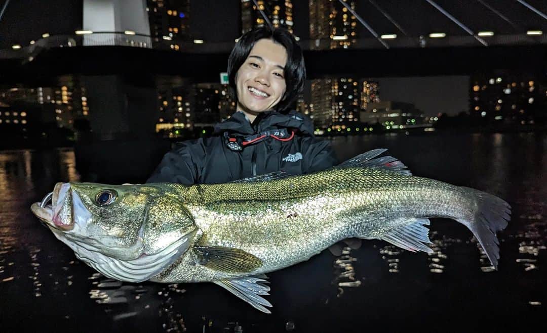 外山将平のインスタグラム：「魚との出合いに感謝。　　　　　　　　　　 最近はいろんな釣りにチャレンジしていますが、どの釣りも楽しいし、最高の瞬間を与えてくれます。　　　　　　 　　　　　　　　　　　　　　　　　　　 辛いと思った時、キツイなと思った時　　　　　　　　　　　　　　　　　　 釣りが支えてくれました。　　　　　　　 今度は僕がそのきっかけとなれるように、一人でも多くの方に伝えていきます。　　　　　　　　　　　　 🐟🐟🐟　　　　　　　　　　　　　　　　 　　　　　　　　　　　　 【TACKL EDATA】　　　　　　　　　　　 ROD： HENNIHAL 77M BlueBlue(プロト) REEL：18EXIST  LT4000-CXH SPOOL：NO LIMITS 22EX4000SS(STUDIO OCEAN MARK) LINE：シーバスPE パワーゲーム1号(東レ) LEADER：ショックリーダー スムーズロックプラス5号22lb(東レ)　　　　　　　　　　　　　　　　　　　　　 　　　　　　　　　　　　　　　　　　　　　　　　 #BlueBlue #アングラーズマイスター　　　　　　　　　　　　　　　　　　　　　　　　　　　　　　　 #TOKYO #STUDIOOCEANMARK　　　　　　　　　　　　　　　　　　 #アイザー125F #钓鱼 #每日穿搭　　 　　　　　　　　　　　　　　　　　　　 　　　　　　　　　　　　　　　　　　　　　　　　　 　　　　　　　　　　　　　　　　　　　　　  ◆釣りにかかわらず､出たゴミは持ち帰りましょう！ 一人一人の意識で自然は守れます。 釣り場､自然を大切に🐟　　　　　　　　　　　　　　　　  ◆キャスト時は必ず後方確認をして ルアーや針が歩行者､同行者に当たらないようにしましょう。　　　　 　　　　　　　　　　　　　　　　　　　　　　　　　　　　　　 ◆釣り際はライフジャケット着用をお願い致します。　　　　　　　 命を守りましょう！　　　　　　　　　　　　 　　　　　　　　　　　　　　　　　　　　　 ◆YouTube⇩(始めました！チャンネル登録お願いします😊) https://youtube.com/channel/UC07x3DbJCNv_gAFvAjaWQMQ　　　　　　　 　　　　　　　　　　　　　　　　　　　　　  ◆アングラーズ↓🎣 将平(syohei) https://anglers.jp/users/530231 こちらもチェックお願い致します🐟　　　　　　　  ◆Twitter↓ https://mobile.twitter.com/syohei_1108 こちらもフォロー宜しくお願い致します！🙇‍♂　　　　　 　　　　　　　　　　　　　　　　　　　　　　　　　　　　　　　　　　　　　　　　　　　　　　　　　　　　　　　　　　　　　　　　　　 　　　　　　　　　　　　　　　　　　　　　　　　　　　　 #今日の外山 #俳優 #外山将平  #釣り好きな人と繋がりたい #釣りスタグラム #シーバス #東京湾奥 #釣りの成長記録 #釣りで人生を豊かに  #fishing #lure #bass #catchandrelease #fish #fishinglife #bigfish #lunker #angling #instafish  #bassfishing #seabass」