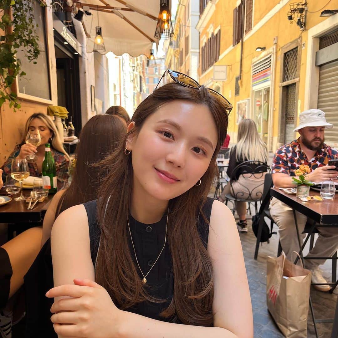 ひよんのインスタグラム：「💓💓  昨日はみんなにご報告ができて嬉しかった☺️👶 沢山のコメントありがとうございます😭❤️ 自分たちらしくポジティブに過ごしていこうと思います☘️  ローマコーデは⇩だよ🫶 ●ワンピース @uniqlo  ●カーディガン @uniqlo  ●バッグ @polene_paris  ●スニーカー @newbalance  ●サングラス @celine  ●ネックレス @zara  ●ピアス @beams_official   基本的にプチプラアイテムを色々組み合わせコーデできるように お洋服は持って行ったかも💓 もちろんプチプラだけではないけど！  イタリアで沢山食べて日本に帰ってきたら 1kg増えてた🤣 でもその分ボンボンも一気に大きくなってる感じがして 順調に成長してくれてるんだなって嬉しい☺️💓  カルボナーラはローマ発祥みたいだから 沢山食べたけどボンゴレもおいしかった😋🍝  #イタリア #新婚旅行 #ローマ #イタリア旅行」