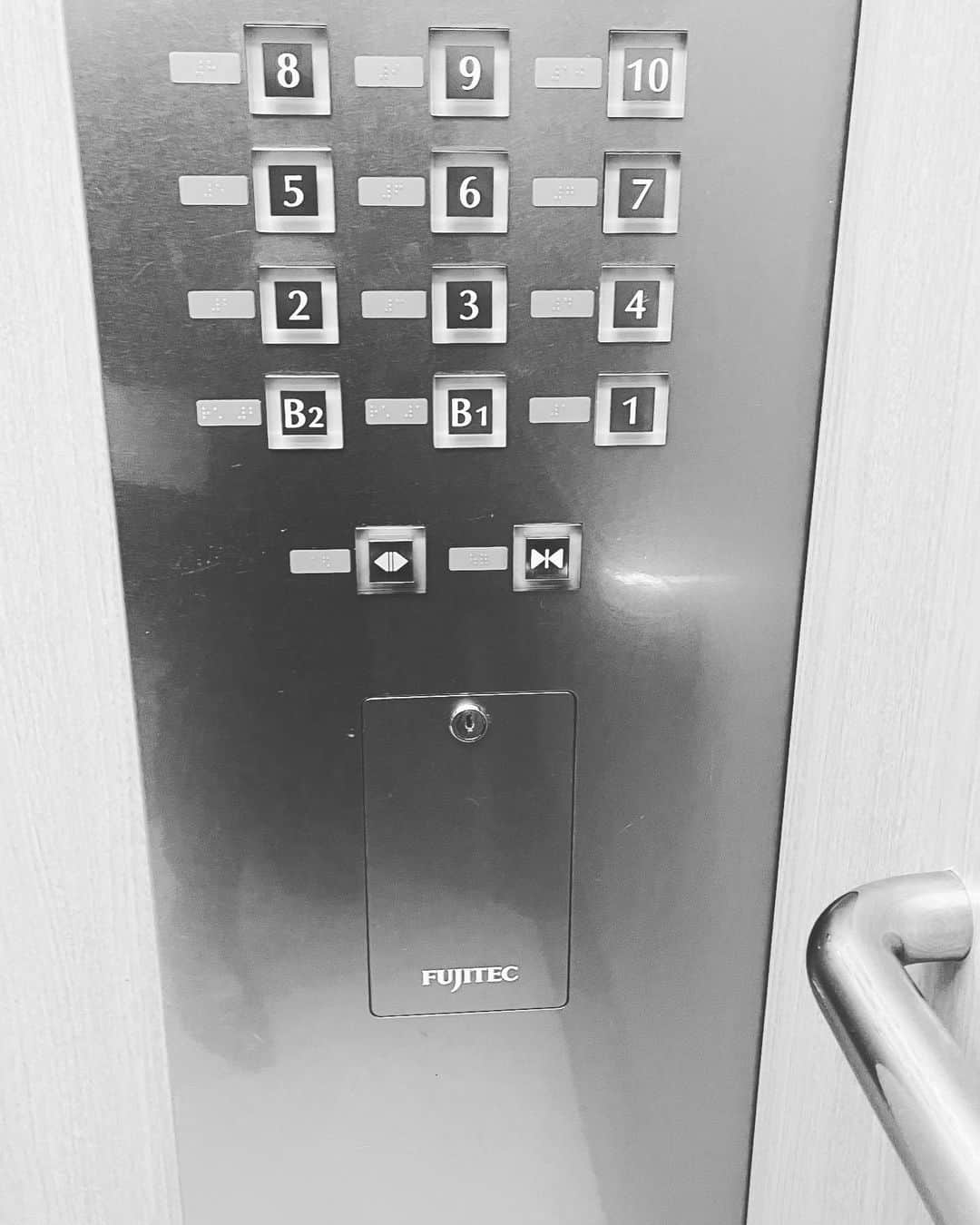 のインスタグラム：「このニュースにピンときた方は、間違いなく慧眼の持ち主でしょう。 これは、私企業における単なる株主相互の権力闘争などでは断じてありません。 防衛省・自衛隊・警察などの重要施設に遠隔監視・遠隔操作可能な高性能エレベーターを多数供給しているフジテックを、仮にチャイナ系ファンドが乗っ取ったら、日本の安全保障環境はいったいどうなるか、想像してみてください。 チャイナ系ファンドは、フジテックの前経営陣に関するフェイクニュース（「自宅の庭掃除を社員にやらせている」など）の拡散にまんまと成功し、17％の株保有にもかかわらず、同社の意思決定に大きな影響力を持つまでなってしまいました。 このファンドは過去に偽情報による相場操縦などで米国・香港・南アなどで金融監督当局から課徴金を食らうなど、国際金融市場ではその名を知られた「札付き」の存在ですが、日本では無名なため、こうした事態を招いてしまいました。 フェイクニュースが横行する昨今、「知らなかった」、「うっかり騙された」では後の祭りです。 6月は株主総会ラッシュですが、他にもこうした事例がないかどうか、投資家はしっかりと目を凝らす必要があるでしょう。それにしても自由経済・資本主義を守るために、手間ヒマと費用がかかる時代になりましたね。 いずれにせよ、フジテック株主の責任は重大であり、彼らがどのような判断を下すのか、見守りたいと思います。  https://news.yahoo.co.jp/articles/f6d0c08655b7c0eea7781eaba1f8d00e54d50c9b  #フジテック #フジテック乗っ取り #経済安全保障 #エレベーターの遠隔監視・遠隔操作 #責任ある投資家 #コーポレートガバナンス #スチュワードシップ #オアシスファンド #フェイクニュース #中国の脅威」