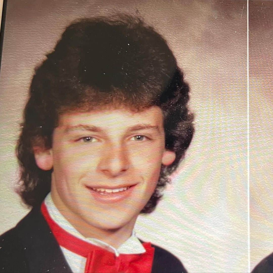 スティーブのインスタグラム：「1988 high school yearbook. My hair was on point  Wow. 高校卒業直前の1988年のスティーブ様子　すんげ〜しか言えない　笑笑　　 来週息子との5年ぶりの来日を楽しみにしている　スティーブ的視点をよろしくお願いします」