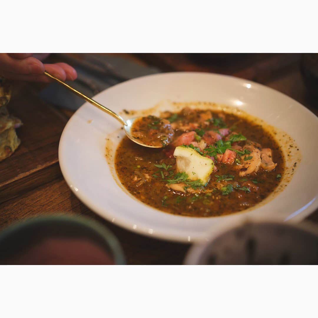 のインスタグラム：「・ Rasam . . 先日お出しした 独自のラッサムスープ。  食べた事ない味 作り方教えて また食べたいと 沢山ご連絡頂いたので とても嬉しいのですが！ えみちゃん @amicurry の報告にもあるように インドの女神えみちゃんを前にして 独自解釈のアッサムとなりモーニング中にどんどんアレンジしてしまい、 正確なレシピはだせないのですが..  皆さまに伝える一つ 大ポイントがありました。  ラッサムのあの酸っぱさをだすのに欠かせない タマリンドですが私の手元には小さな小瓶一つしかなく圧倒的に足りなく代わりに手元にあった梅干しを沢山使用しました。 なのでこれだけの美味しいの声を頂けたのは梅干しパワーと皆様のよき感覚かとおもいます✨✨  これからの季節皆さま是非 トマト、レモン　and 梅干し出汁の ラッサムスープ 試してくださいませ〜。  photo by @kiichi.fukuda (一枚目)  #omoidemorning」