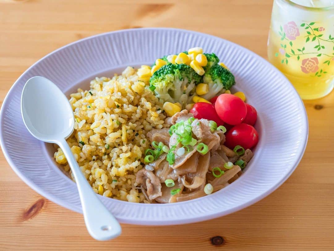haru.のインスタグラム：「. こんにちはー！ 今日は、夫が作ってくれたチャーハンや野菜、残りものおかずでワンプレートのブランチ。 . . 雨凄かったですね…。 箱根は現在も全山で通行止めのまま。 今日は静岡で取材の予定でしたが、明日に変更して、今日もおうちでお仕事です。 . まぁ、仕方ない。。 みなさまも大丈夫でしたでしょうか…？ . . . #箱根おうちごはん」