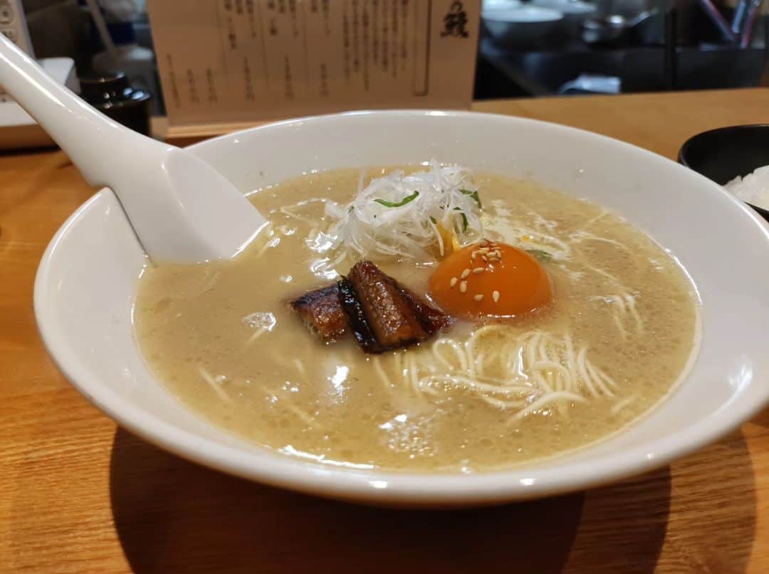 つけMen野郎のインスタグラム：「鰻骨ラーメン 竹 山田の鰻 鰻のラーメンって限定で食べたことあるけどおいしかった思い出があるので気になっていた。土曜日昼のみ営業の山田の鰻。オープン前から行列出来ていたが、8割が外国人の方。鰻感じるなら米があった方がいいってことで"竹"オーダー。スープは結構鰻っぽさがストレートに感じられる。やや生臭さも。そして、竹として付くトッピングの刻み鰻だが、2切れかい。味も鰻の味が抜けて弱い。米はピカピカでうまかった。」