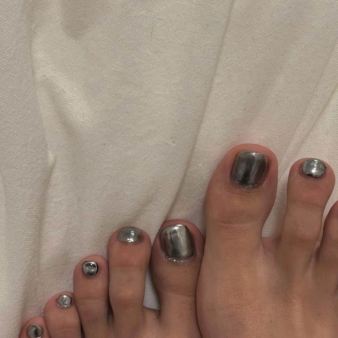 MAOIWATAのインスタグラム：「フットネイルは単色好き🔗 今回の気に入ってる〜☺️💅 やっぱセルフやから少し雑🤣！  まあそれもご愛嬌😉笑  #セルフジェルネイル #フットネイル #ミラーネイル」