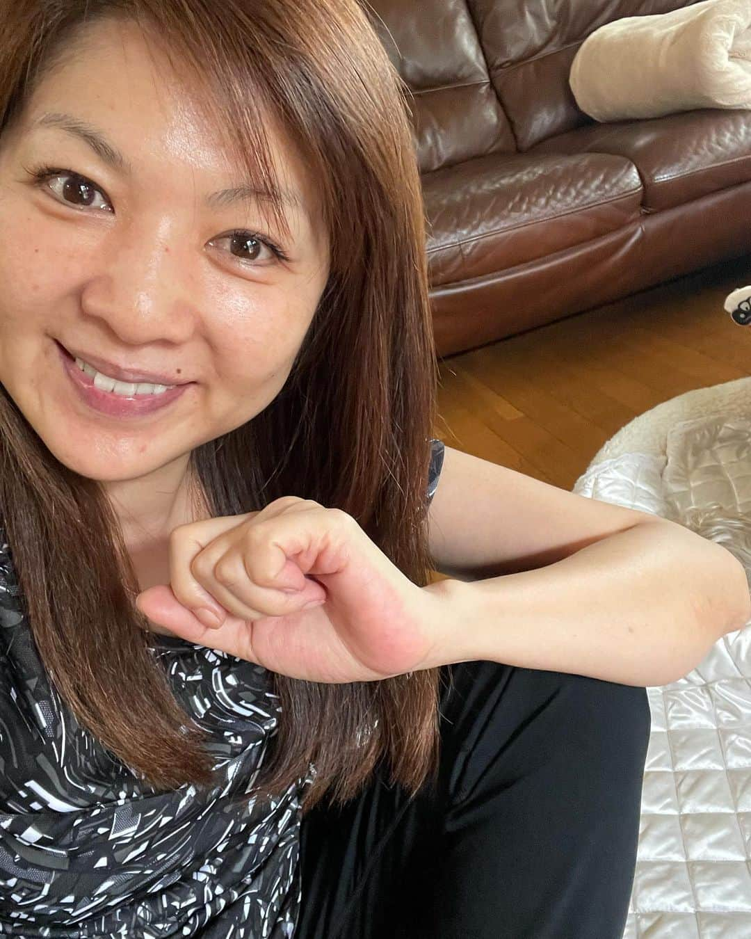 飯島直子さんのインスタグラム写真 - (飯島直子Instagram)「こんにちは^ - ^♪  今朝はだいぶ雨が落ち着いてきました みんなのところは大丈夫かな？ 引き続き十分に気をつけようね  1.2日のへんじすこしです  yokko64才誕生日おめでとう♪  羽菜14才おめでとう🎈 あなたも健康第一でガンバロ〜  マサノリさん55才おめでとう♪  たあこ47才誕生日おめでとう♪  kumatan誕生日おめでとう^ ^  もも6才おめでとう🎈  旦那さま51才おめでとう♪ 餃子63個いいね♪  横浜市歌…歌えませんヽ(；▽；)  長距離ドライバー！ あちこち冠水通行止め… 大変だ…大丈夫だったかな？ 無事に帰れますように（ ; ; ）  甲状腺通院、雨大丈夫かな… 気をつけて行ってきてね^ - ^  ナスの味噌汁、わたしもだいすきです♪  コロナ味覚障害3ヶ月… つらいね…色々なものを近くで嗅いで匂いの特訓をするといいと耳鼻科の先生が言ってました 早く嗅覚味覚直りますように…  子供のころ、多摩川土手近くに 住んでいた時、大雨で氾濫して 大変でした！  インコちゃん…見つかるといいな…（ ; ; ）  ぬか床もって避難！ あなたもぬか床も無事でよかった(*´-`)  わたしは若い頃よりプラス3.５キロ増えてます^ - ^  今日もしっかりごはん  ローカット玄米(残)  味噌汁(豆腐、ワカメ)  たまごネギ(めんつゆ)  細切れ野菜(セロリ、きゅうり、パプリカ、トマト、塩麹)  ぬか漬け(ニンジンしょっぱい、 ナス素材の味)  なかなか難しいです ナスは時間かかるのですね^ ^  ナスをそのまま生で食べた感じでした  みんなが教えてくれた食材や 漬け方メモしました ありがとう(*´∀｀*)  今日はすこし涼しいです 体調崩さないようにね ╰(*´︶`*)╯♡」6月3日 11時26分 - naoko_iijima_705_official