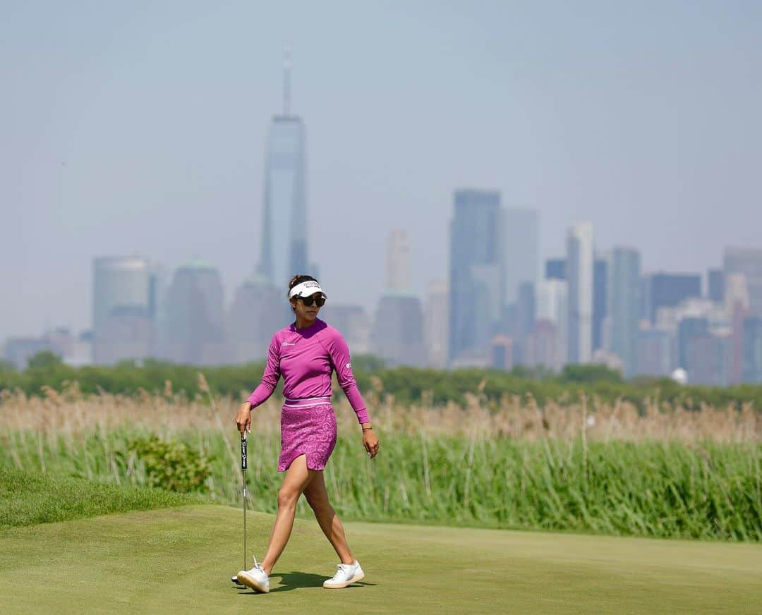 アリソン・リーのインスタグラム：「Weekend golf in the big 🍎  @mizuholpga」