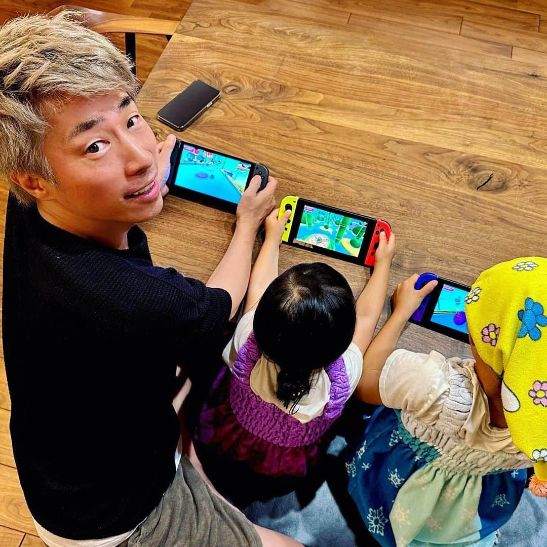 田村淳のインスタグラム：「みんなでSwitch フォールガイズというゲームを ２歳、６歳、４９歳で勝負してます。 ２歳には勝ちますが… ６歳とはいい勝負になってきましたw 白熱してます^_^  娘たちへ パパがゲームを一緒にしてるのは、同じ時間を共有するのが楽しいからです。ゲームの勝ち負けだけでなく、どんな時間の使い方をすれば、みんなが楽しくなるかを考えられる人になって欲しい。  　　　　　　　　　　　　　パパより」