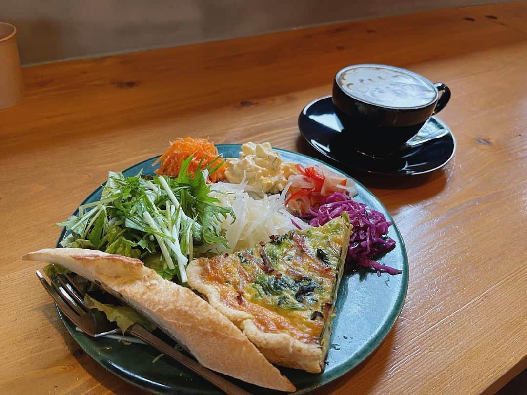 本田朋子のインスタグラム：「野菜もりもり食べたい日のランチ。 ほうじ茶ラテも可愛くて癒される♡  #群馬 #太田  #blacksmithcoffee」