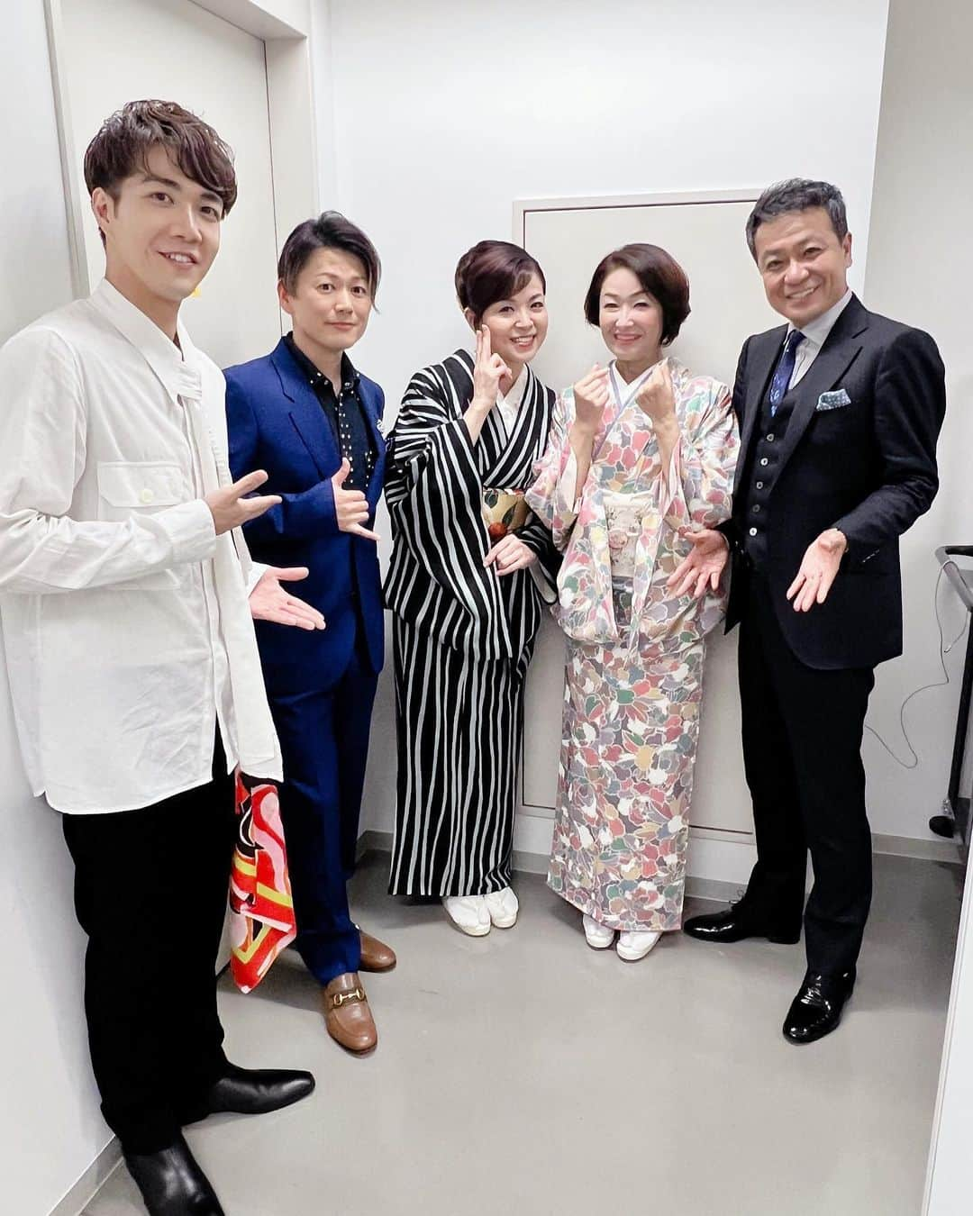 大石まどかさんのインスタグラム写真 - (大石まどかInstagram)「昨日は「中山秀征の有楽町で逢いましょう」の収録がありました。 プライベートでいつも一緒の詢ちゃんとステージで会うと何だか、変な感じ🤣☺️ 中澤卓也さんと蒼一心さんともご一緒しました😊 大雨の中、たくさんの皆様にお越しいただき盛り上げていただき楽しいひとときをありがとうございました😊 収録後、皆さん無事にお家に着いたかな。 収録後、皆さんのご想像通り‥😅🍺🍖🤣  放送日は改めてお知らせしますね😊 #中山秀征 さん #有楽町で逢いましょう #石原詢子 さん #中澤卓也 さん #蒼一心 さん #singer #enka #가수」6月3日 11時37分 - madoka_oishi