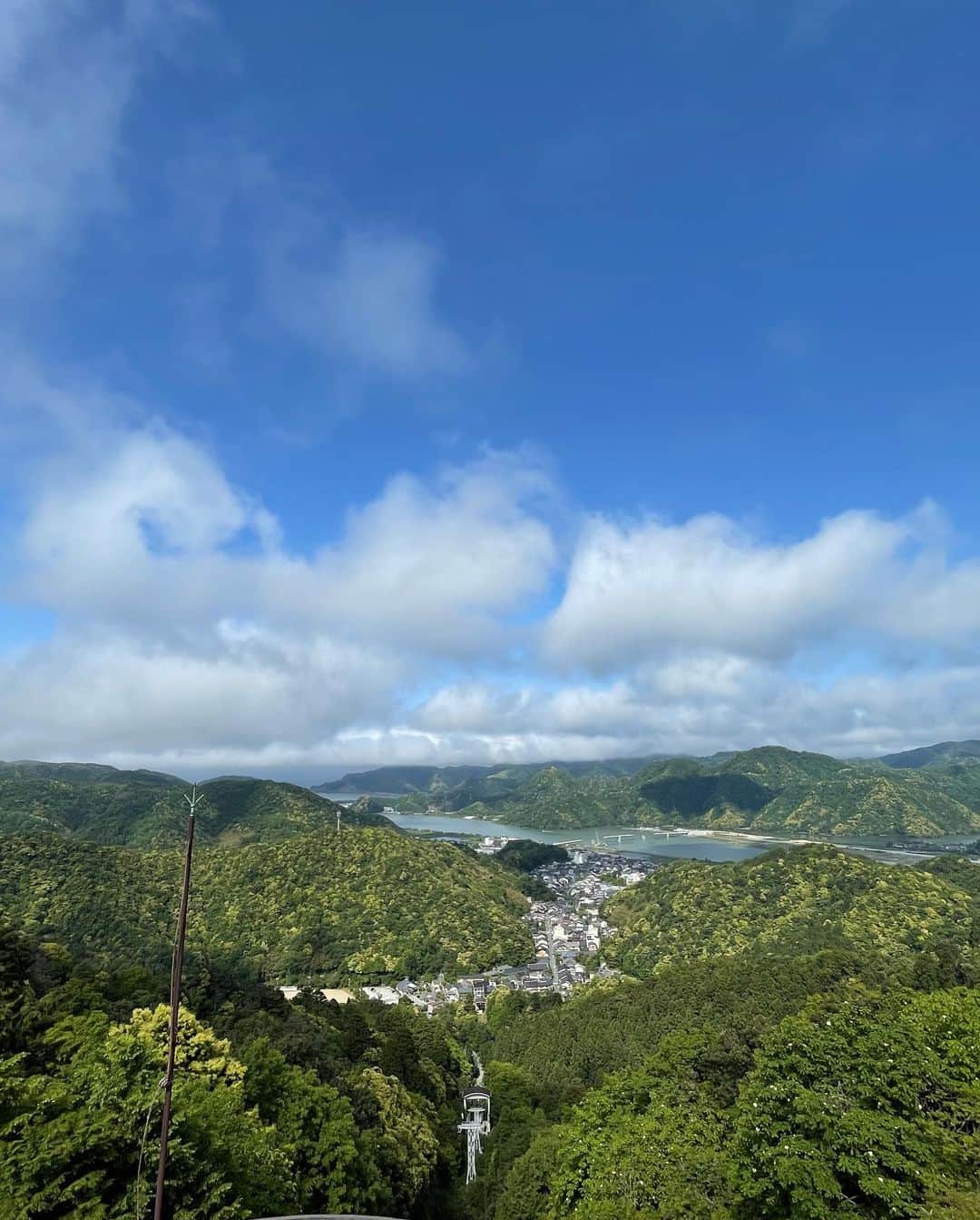 光永亮太さんのインスタグラム写真 - (光永亮太Instagram)「FM COCOLO「MOVE ON SATURDAY」内の「赤い風船 TRAVEL UPDATE」。  今日は先日取材で訪れた兵庫県の城崎温泉のオススメスポットをご紹介しました！  初めて訪れた城崎温泉。風情と情緒に溢れていて、それはそれは素晴らしい場所だったのですが、今週と来週はその城崎温泉の魅力をたっぷりとお届けできればと思っております！今週は城崎温泉のオススメスポットをご紹介！     大阪駅から特急こうのとりに乗って城崎温泉までは2時間40分くらい。豊岡駅を過ぎたあたりで右手に円山川が見えてきます。日本の原風景が広がってきて、心は既にワクワク。     先ず向かったのが城崎温泉ロープウェイ。麓の山麓駅から温泉寺駅という中間駅を経由して山頂までロープウェイで約7分。往復で大人1人¥1,200。展望台に着くとそこは天国。正面には日本海と丹後半島、その丹後半島の手前を流れる円山川、そしてその円山川へと続く城崎温泉街を一度に眺めることができます。  海、山、川、温泉を一度に眺められる場所はそうそうないのではないでしょうか？この山頂からの景色はミシュラングリーンガイドで一つ星を獲得しているだけあって、外国の方も多く訪れていました。何よりも風が心地よく吹いていて、思わず大きく深呼吸。身体の隅々までマイナスイオンが流れていくのを実感します。     しばらく山頂からの眺めを堪能した後に訪れたのは同じく山頂にあるお大師様の横にある「かわらけ投げ」。「かわらけ」とは土器で作られた3枚の小さなお皿のようなもののことで、これを高台から投げることで厄払いになるとのこと。まずはかわらけを買います。こちら、3枚で200円。まずは奥の弘法大師様に向けてお参り。その後、かわらけ投げをします。投げる場所から数メートル先には赤い小さな的があって、その的に3枚のうちの1枚でもかわらけを当てると一願成就するというもの。スタッフが次々と失敗する中（笑）、光永が投じた2投目！なんと赤い的の右上に命中！！これには現場も大盛り上がり！！成功した僕の経験でちょっとしたアドバイス！「サイドスローで腕を振って思いっきり投げる！」がコツです（笑）。これは楽しかったなぁ…     その後、山頂の「みはらしカフェ」で、眼下に広がるパノラマを前にコーヒー休憩。そよ風に吹かれながらいただいたエスプレッソは格別でした。城崎温泉に着いたら真っ先に山頂を訪れることをオススメします！  日中のうちに訪れておきたい城崎温泉のオススメスポットをもう二つほど！一つ目の場所は城崎温泉駅からタクシーで北に約15分「城崎マリンワールド」。日本海に面した城崎マリンワールドは、水族館以上を目指す、見て、さわって、発見できる体験型水族館。イルカ・アシカショーをはじめとした10のライブショーや、アジを釣って食べられる体験など、ここにしかない魅力が満載です。特に印象的だったのが「イルカ・アシカショー」。その名の通り、イルカとアシカのショーを同時に見られるというもの。そしてペンギンのお散歩。こちらも名前の通り、お散歩するペンギンを間近で見ることができます。よちよち歩く姿はむちゃくちゃ可愛いです！とにかくここの水族館は日本海に面しているだけあってロケーションが抜群！カップルで、ご夫婦で、ご家族で思う存分楽しめる水族館だと思います。     もう一つのオススメは城崎温泉駅から南へタクシーで約10分。玄武洞公園。この玄武洞は国の天然記念物。160万年前に行われた火山活動により山頂から流れ出したマグマが、冷えて固まる時に作り出した規則正しいきれいな割れ目、六角形の無数の玄武岩が積み上げられた洞窟のような絶壁のような場所。その圧巻の佇まいは不思議な美しさ！！一言で言うと、目の前に迫ってくるかのような迫力がすごい！！玄武洞公園には、5カ所の洞窟があります。僕らが行った時は残念ながらガイドさんがいらっしゃらなかったのですが、できればボランティアのガイドさんにお願いして説明を受けながら、自然と人間の手が生み出した美を堪能して欲しい！1時間もあればゆっくり楽しむことができるので、プチハイキング気分でお楽しみください！！     そして夜はもちろん城崎温泉街へ！とにかく街並みが美しいので、フォトジェニックで思わずカメラを向けたくなる場所だらけ。そんな中、ぜひ昭和レトロな遊び場に行って欲しいのです！！  射的などの懐かしい遊びが楽しめる、昭和29年創業の昔ながらの遊技場、谷口屋遊技場。射的は12回で500円。人形を倒した数に合わせて商品をくれます。これにはスタッフたちと大盛り上がり！    城崎温泉は子供や学生はもちろん、我々大人も童心に返って心から楽しめる本当に素敵な場所！  新と旧が絶妙に混じり合っていて、ホスピタリティもすごい！一度だけではなく、何回かに分けて訪れたくなる本当に素敵な場所でした。     来週は城崎温泉のグルメをたっぷりとご紹介しますのでどうぞお楽しみに！！  @west_akafu   #にこTA #赤い風船 #城崎温泉　#玄武洞 #城崎マリンワールド #谷口屋遊技場 #かわらけ投げ #城崎温泉ロープウェイ」6月3日 11時39分 - mitsunagaryota