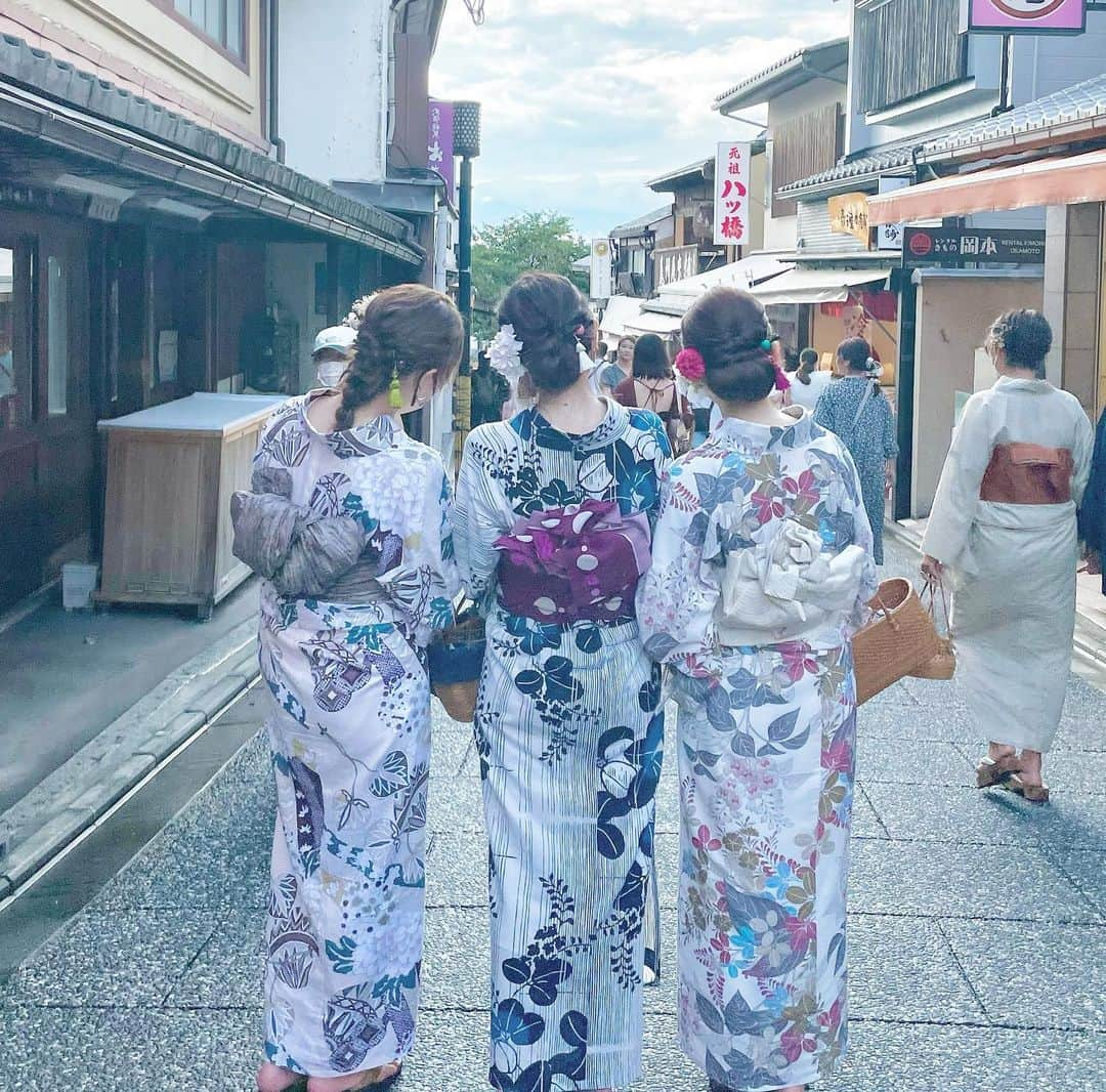 京都 着物レンタル くくる-Cucuru- レンタル着物さんのインスタグラム写真 - (京都 着物レンタル くくる-Cucuru- レンタル着物Instagram)「くるん。の超お得な浴衣レンタルで夏の思い出つくっちゃお⭐︎  ＊女性浴衣3300円 ＊男性浴衣4400円  追加料金なしで、翌日返却や配送返却がご利用いただけます🕊️ 夜のお祭りものんびりたのしめます⭐︎  〈セット内容〉 浴衣・帯・肌着・着付小物一式・下駄・バッグ・手荷物お預かり・お着付  ※ヘアセットは別途1100円のオプションになります。 ※学割・カップル割は対象外です。 ※翌日返却は翌日の12:00までにご返却ください。 ※配送返却の場合、送料はお客様の御負担となります。  #浴衣レンタル #浴衣ヘアセット #夏祭り #浴衣 #浴衣デート #夏休み #花火大会」6月3日 11時48分 - kimono.curun