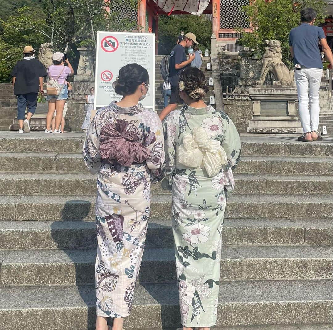 京都 着物レンタル くくる-Cucuru- レンタル着物さんのインスタグラム写真 - (京都 着物レンタル くくる-Cucuru- レンタル着物Instagram)「くるん。の超お得な浴衣レンタルで夏の思い出つくっちゃお⭐︎  ＊女性浴衣3300円 ＊男性浴衣4400円  追加料金なしで、翌日返却や配送返却がご利用いただけます🕊️ 夜のお祭りものんびりたのしめます⭐︎  〈セット内容〉 浴衣・帯・肌着・着付小物一式・下駄・バッグ・手荷物お預かり・お着付  ※ヘアセットは別途1100円のオプションになります。 ※学割・カップル割は対象外です。 ※翌日返却は翌日の12:00までにご返却ください。 ※配送返却の場合、送料はお客様の御負担となります。  #浴衣レンタル #浴衣ヘアセット #夏祭り #浴衣 #浴衣デート #夏休み #花火大会」6月3日 11時48分 - kimono.curun