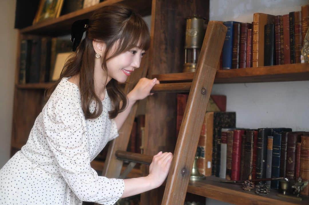 城戸ひなののインスタグラム：「* ベルの真似っこ😙📚 (2枚目も見てみて😆) . . *  #美女と野獣  #横顔  #被写体  #ポートレート  #撮影会  #かわいい  #美女  #モデル  #レースクイーン  #美意識向上  #フォロワー募集中  #팔로우미  #粉我  #人像攝影  #beautyandthebeast  #disney  #asiangirls  #racequeen  #model  #portrait  #photography  #good_portraits_world  #followmeplease」