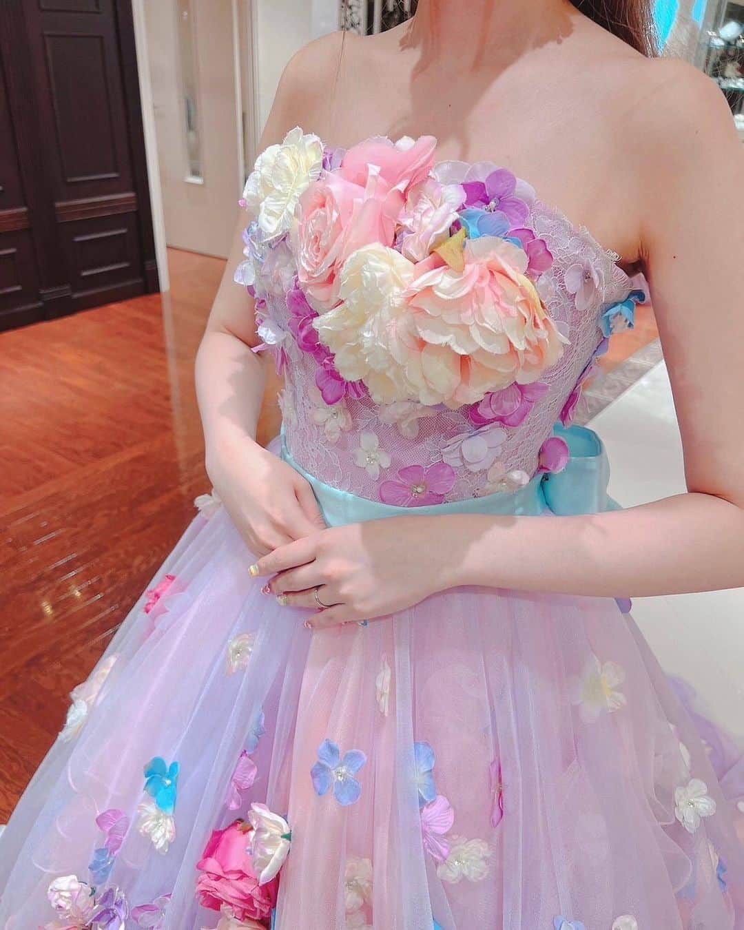 ♡プラコレWedding·⋆*さんのインスタグラム写真 - (♡プラコレWedding·⋆*Instagram)「. @placole_dressy【#DRESSY花嫁 】 【#プラコレ】をつけて投稿&フォローしてね♩ . ＝＝＝＝＝＝＝ . お花モチーフのドレスが可愛い🌼  浮き出るお花のデザインで ドレス自体のボリュームがでて存在感のある１着に✨ . ＝＝＝＝＝＝＝＝ 👗photo by... @enamelo__122__wd さま @rumi__wd さま @arko_wd さま @yuka_wd12 さま @rina_____520wd さま ＝＝＝＝＝＝＝＝ . 『#DRESSY花嫁』『#プラコレ』の ハッシュタグをつけて写真をUPしてね✦ 花嫁アプリ『DRESSY by プラコレ』の 記事に掲載＆リグラムされるかも♩ . みなさまからのいいねや保存 コメントをお待ちしています♥️ 「このウェディングドレス可愛い！」 「ヘアスタイルも気になる！！」 「今の花嫁さんの流行りは！？」etc. . ＝＝＝＝＝＝＝＝ 花嫁アプリでは、 プロのアドバイザーに結婚式の相談を何度でも♡ ウェディングドレスの記事や、 自分のウェディングレポを残せちゃう♡” . >>>TOPのURLからcheck ⋈ @placole_dressy >>>結婚のご相談は プラコレウェディングアドバイザーへ♡ @wedding_adviser >>>ウェディングレポを残したいなら、 farny by プラコレをcheck ✎ @farny_wedding >>>花嫁準備に欠かせないアイテムをお探しなら placole & dressy Beauty をcheck ❁ @dressy_beauty_ >>>素敵なドレスに出会いたい花嫁さま♡ @dressyonline_をcheck >>>おしゃれなファミリーフォトは ドレシーベイビーをcheck 𓏸 @dressy.baby >>>鎌倉にOPEN”お花とドレスと紅茶のカフェ” @dressyroom_teaをcheck𓌉𓇋 . ＝＝＝＝＝＝＝＝＝＝＝＝＝＝＝＝ . #プレ花嫁 #卒花 #花嫁 #卒花嫁 #結婚 #結婚式 #試着レポ #farnyレポ #2023秋婚 #2023冬婚 #2024春婚 #2024夏婚 #カラードレス試着 #ドレス試着 #ドレス試着レポ #ドレス選び #カラードレス #カラードレス迷子 #ウェディングドレス #ドレス迷子 #ブルードレス #ピンクドレス #ドレスフォト #ウェディングフォト #花束 #フラワードレス」6月3日 12時02分 - placole_dressy