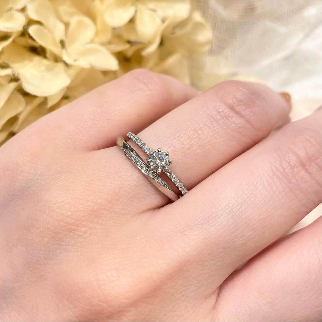 JKプラネット銀座.表参道.福岡|結婚指輪セレクトショップのインスタグラム：「💍✨【 YUKAHOJO - ユカホウジョウ - 】  〜 結婚指輪 & 婚約指輪をご紹介 〜  ･･････婚約指輪･･････ ▶︎ デザイン :【Heaven-ヘブン-】  ダイヤモンドの糸のような繊細なデザインで ひと粒のダイヤモンドがとても綺麗なリング👑  ･････結 婚 指 輪 ････ ▶︎ デザイン :【 Ray of light-レイオブライト-】  立体的で美しいマリッジリング✨ プラチナのしっとりとした輝きと 流れるようにセットされたダイヤモンドが美しいデザイン💎  ___________________________________ リングの詳細は、プロフィール欄のリンクから " JKPLANET公式サイト "へアクセス☝🏻  来店予約は、ハイライトからどうぞ💁🏻‍♀️ @jkplanet.jewelry   他の投稿はこちらをタップ☝🏻 ▶︎#YUKAHOJOヘブンJKPLANET    #YUKAHOJOレイオブライトJKPLANET  ___________________________________  ＊【 JKPLANET 】SHOP LIST 銀座本店・銀座2丁目店・表参道店・横浜元町店 大宮店 ・名古屋栄店・福岡天神店・熊本上通店 宮崎橘通り店・鹿児島天文館店  ＊【 YUKAHOJO 】取り扱い店 JKPLANET全店にてお取り扱い中です💐 ┈┈┈┈┈┈┈┈┈┈┈┈┈┈┈┈┈   #JKPlanet #JKプラネット #YUKAHOJO #ユカホウジョウ　 #結婚指輪のセレクトショップ #結婚指輪  #マリッジリング#ブライダルリング #ゴールドリング  #指輪探し#結婚準備  #入籍しました  #入籍報告 #プレ花嫁 #指輪ショット  #wedding #フォトウェディング #プレ花嫁  #結婚しました #jewelry #花嫁準備 #サプライズ #プロポーズ  #カップル #入籍 #婚約 #挙式 #卒花嫁 #卒花」