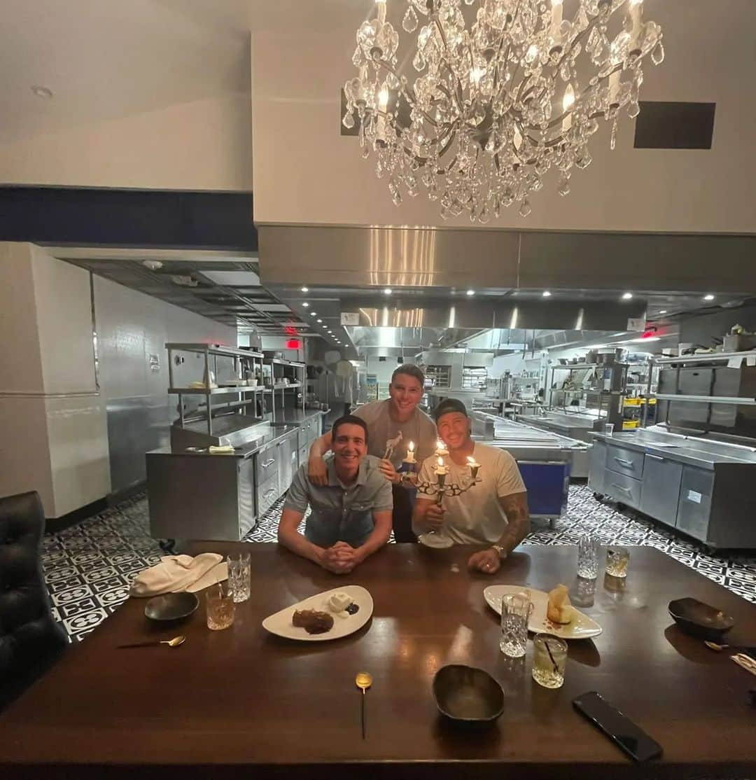 オリバー・フェルプスのインスタグラム：「Now that's a chefs table! Huge thanks to Jason and the team at @wrigleymansion for the brilliant food, wine and setting. 😊😇」