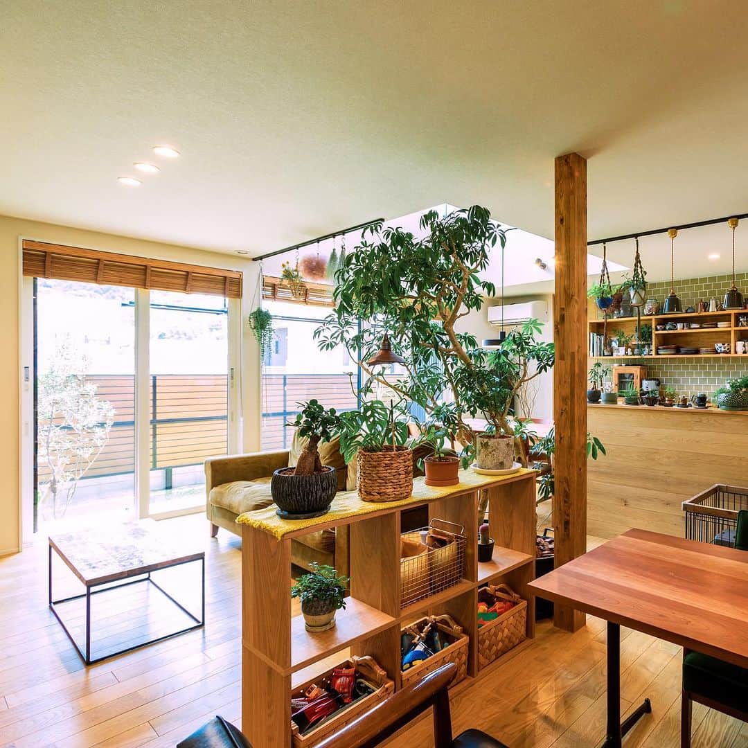 ルポハウス一級建築士事務所さんのインスタグラム写真 - (ルポハウス一級建築士事務所Instagram)「・ ・ 《緑植と共存する家》  Garden  芝が気持ちいい中庭に、育ちが楽しみなシンボルツリーを。 ・ ウッドデッキを介して内と外が緩やかにつながります。 ・ ・ ・ 担当設計士/赤尾拓人 @takuhito_akao  ・ ・ ・ 𓐌𓐌𓐌𓐌𓐌𓐌𓐌𓐌𓐌𓐌𓐌𓐌𓐌𓐌𓐌𓐌𓐌𓐌  ルポハウスの施工事例はこちらまで☞ @reposhouse  𓐌𓐌𓐌𓐌𓐌𓐌𓐌𓐌𓐌𓐌𓐌𓐌𓐌𓐌𓐌𓐌𓐌𓐌 #ルポハウス は#ちょっとかっこいい家 を"友人のために" という思いでつくっています。 一生に一度の#マイホーム。 「あなたにしかできない」×「ルポハウスだからできる」で、 私たちだけの#家づくり を思いっきり楽しんでみませんか？！ ・ ・ ・ #住宅 #注文住宅 #新築一戸建て #デザイナーズ住宅  #一級建築士事務所 #設計事務所 #滋賀県の設計事務所 #庭 #庭のある暮らし #ガルバリウム #ウッドデッキ #シンボルツリー #中庭 #中庭のある暮らし」6月3日 12時00分 - reposhouse