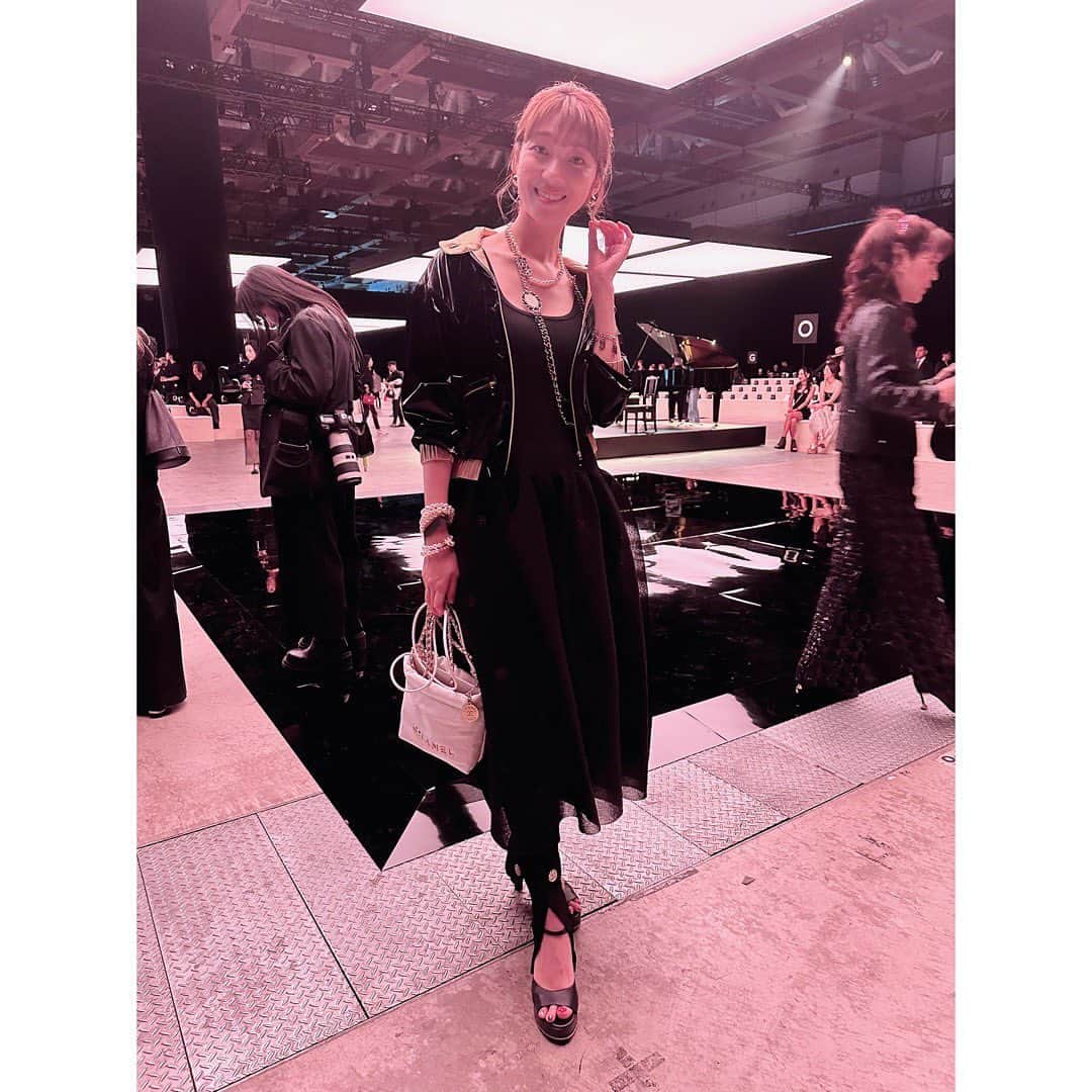 武村八重子のインスタグラム：「CHANELの久しぶりに東京🗼で開かれたファッションショーに招待して頂きました❣️ . 国内外から多くのセレブリティーが集まり、圧巻の世界観でした . CHANEL初代アーティストにスカウトされた時に私のピアニストとしてのキャリアがスタートして、そこから長い月日が流れ、当時とても可愛がってくださったCHANELのコラス社長や奥様に、久しぶりにお会い出来て本当に嬉しい時間でした❤️ ありがとうございました🙏 . @chanelofficial  #chanel #fashion #chanelintokyo  #chaneljapan初代アーティスト」