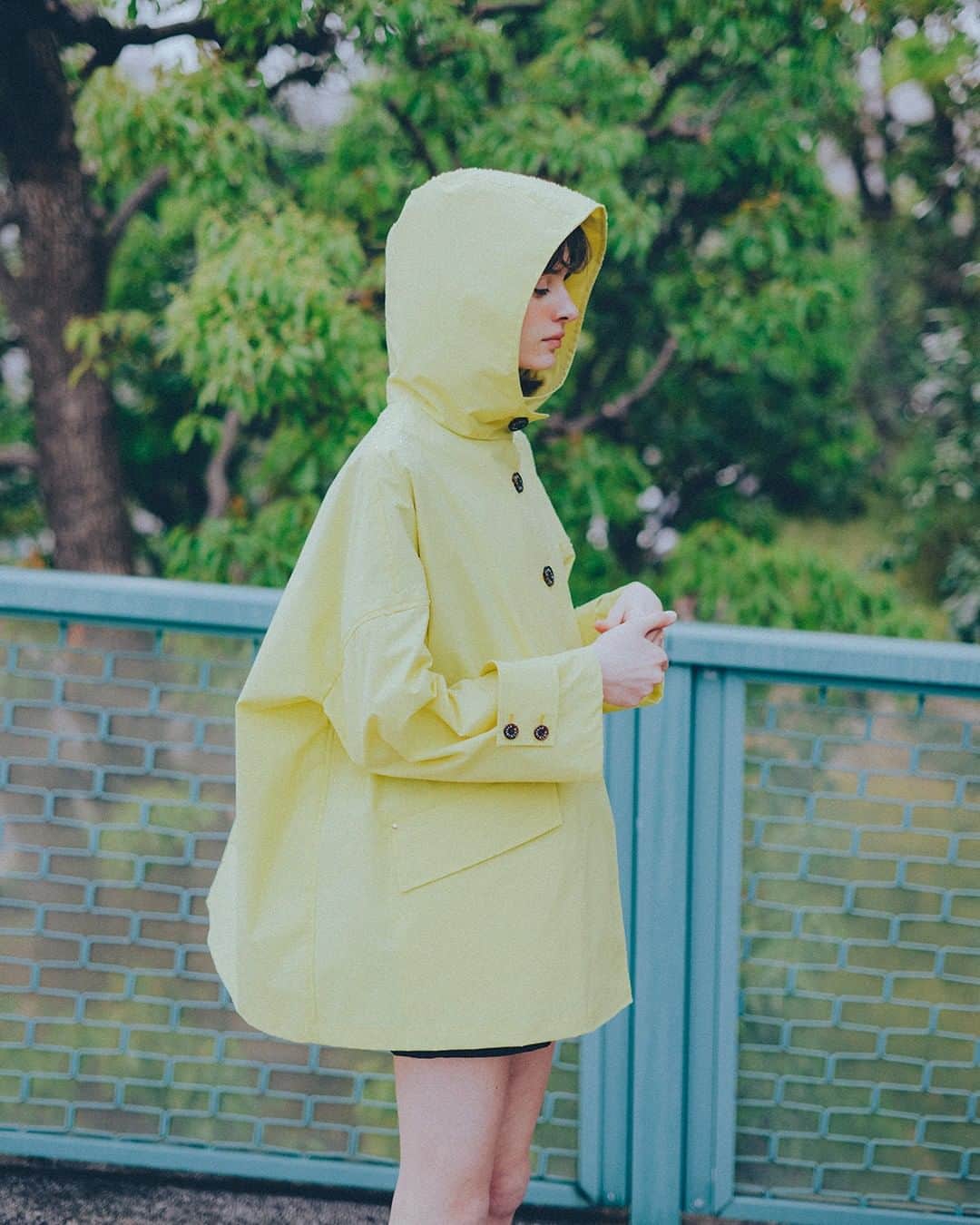FUDGEのインスタグラム：「‣ ‣ ‣RAINY SONG 雨のうた 世界的に見ても日本は雨が多い国。 昔から文学や芸術のモチーフにしたり、数え切れないほどの名前をつけたり、日本人ならではの感性で“雨”に親しんできた。歌人、木下龍也さんのうたと共に、雨の世界を楽しもう。  〔 PHOTO 01 〕 てのひらに雨を受ければかなしみをどれほど数えたかも忘れる ✔︎ #コート 〰︎ MACKINTOSH @mackintoshofficial  〔 PHOTO 02 〕 元気でも忘れられたら死ぬんだよ水玉柄のシャツを打つ雨 ✔︎ #ポロシャツ 〰︎ FRAPBOIS @frapbois_official  ✔︎ #中に着たTシャツ 〰︎ FRUIT OF THE LOOM @fruitoftheloom_japan  ✔︎ #デニムパンツ 〰︎ LEVI'S ® VINTAGE CLOTHING @levis_japan  ✔︎ #傘 〰︎ FULTON  〔 PHOTO 03 〕 雨、ぼくはぼくよりも不憫なひとが好きで窓から街を見ている  ✔︎ #コート 〰︎ SIERRA DESIGNS  ✔︎ #キャップ 〰︎ New Era® @newerajapan  ✔︎ #バッグ 〰︎ Maison-Vincent  ✔︎ #ブーツ 〰︎ Barbour @barbourjapan   - - - - - - - - - - - - - - - 『FUDGE』2023年６月号の特集は『NEW PARIS GUIDE 旅行誌じゃ教えてくれない、とっておきのパリガイド』なにせ見所の多いパリの街。 エッフェル塔に凱旋門、ルーブル美術館……もちろん必ず訪れるべき場所はあるけれど、それだけじゃつまらない。 それでは旅行ガイドをこちらの本誌に持ち換えて、今度はパリジェンヌのように街を歩いてみましょうか。 この街に暮らす3人の女の子の、リアルなお気に入りアドレスをご案内。  全国の書店、コンビニ、webで人気販売中です！◎ ぜひ最新号をゲットして @fudge_magazine をタグ付けしてくださいね！  《FUDGEの他のアカウントも更新中》 ⌎men'sFUDGE @mensfudge ⌎snap @fudge_snap ⌎online store @fudge_online_store  ⌎friend @fudge_friend  ⌎coffee @fudge_coffee  #fudge #ファッジ #fudge_magazine #洋服好きな人と繋がりたい #服好き #おしゃれ女子 #おしゃれ好き #お洒落好き #お洒落女子 #シャツ #Tシャツ#夏コーデ #MACKINTOSH #FRAPBOIS #FRUITOFTHELOOM #LEVIS #FULTON  #SIERRADESIGNS #NewEra #MaisonVincent」