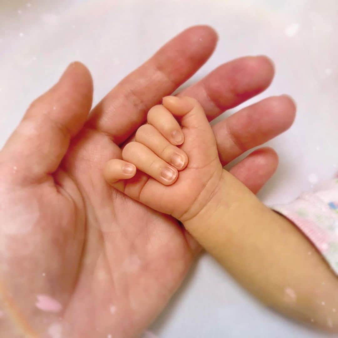 マコ・プリンシパルのインスタグラム：「Hello！My Baby🌸 Welcome to the new world✨🌏  令和5年5月吉日♡ 子供の頃から夢だった“お母さん”になりました♡  突然現れた新しい“命“不思議で愛おしい！ ママの元へ生まれてきてくれてありがとう 大切に歴史を刻もうね✨  #hellobaby #newborn #happybirthday #loveislove #baby #mybaby #justbaby #justborn #lovelybaby」