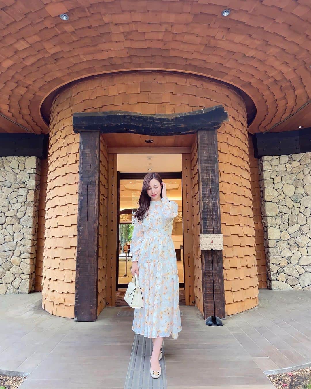 Chihiroのインスタグラム：「Cresson Riverside Story 旧軽井沢🌿  あまえみのおすすめでランチをしたのは「クレソンリバーサイドストーリー旧軽井沢」  “人と、自然と、動物の共生” がコンセプトだそうで まるで可愛い動物たちのお家のような 外観や内装でした♡  お料理も彩りが綺麗で、 また信州の食材が美味しかった🥦🍅  こちらのレストランの運営を調べたら株式会社グレープストーンでした！ ねんりん屋(バームクーヘンで1番好き)やシュガーバターの木を手がける会社。 木や森を上手に再現したり、自然を感じさせるようなイメージブランディングが素晴らしいなと思いました♡  ♦︎coordinate one-piece： @noela_official   〜〜〜〜〜〜〜〜〜〜〜〜〜〜〜〜〜〜〜 【イメージコンサルティングサロン　Ciccy】  パーソナルカラー診断が気になる方はこちら ▶︎ @ciccy_shibaura   ♦︎時間 9:30〜17:30 (時間調整可能)  ♦︎場所 東京都港区芝浦  ♦︎定休日 なし  ♦︎メニュー ✈︎Economy class✈︎ パーソナルカラー診断＋骨格診断 Ciccy診断士枠: ¥22,500- 代表栂野枠：¥32,000- ※ペア診断可能  ✈︎Business class✈︎ パーソナルカラー診断＋骨格診断＋メイクレッスン 代表栂野枠：¥48,500- ※ペア診断可能  ✈︎First class✈︎ 3〜4日かけて行うトータルプロデュース。メニューはカスタマイズ可能。 代表栂野枠：99,500-  詳細はInstagramプロフィール下のURLよりご確認ください。 〜〜〜〜〜〜〜〜〜〜〜〜〜〜〜 【イメージコンサルタント養成講座】  GIA芝浦校の養成講座は6月まで満席です。 現在2023年7月スタートより募集を開始いたしました♡ 詳しくはHPをご覧ください♡  〜〜〜〜〜〜〜〜〜〜〜〜〜〜〜  #クレソンリバーサイドストーリー旧軽井沢  #cressonriversidestory  #軽井沢グルメ  #軽井沢ランチ #ノエラ #グレープストーン #イメージコンサルタント #パーソナルカラー診断」