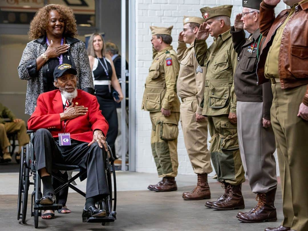 デルタ航空さんのインスタグラム写真 - (デルタ航空Instagram)「This week, we had the privilege of flying more than 40 World War II veterans to Normandy for the 79th anniversary of D-Day.  In collaboration with @bestdefensefoundation and @michelin, we joined hands to create an opportunity for these heroes to reunite, pay homage and honor the fallen. Their courage and sacrifice continue to inspire us, and we're honored to have been a part of their journey back to the shores that helped shape history.」6月3日 23時00分 - delta