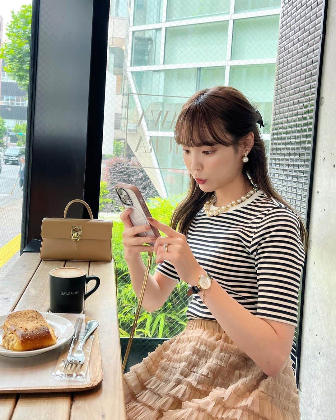 磯田 ひかる(Hikaru Isoda) のインスタグラム：「こんばんは🌼 土曜日いかがお過ごしですか？☺️  この日は甘めカジュアルなコーデでした🎶 モーニングしに行った🥖  甘めスカートにスニーカーを合わせるのが最近の気分♡  【着用アイテム】 Tops @uniqlo_jp  Bag @polene_paris  Shoes @classicalelf_official   ------------------------------ picaru：162cm / 骨格ウェーブ 1st ブライトスプリング 2nd ブライトサマー  大人可愛いスタイルアップコーデ ヘアメイクを合わせた トータルスタイリングを提案🤍  不定期にストーリーで ファッションお悩み相談募集中🥰 ------------------------------  他の投稿を見る→【@picaruuu】」