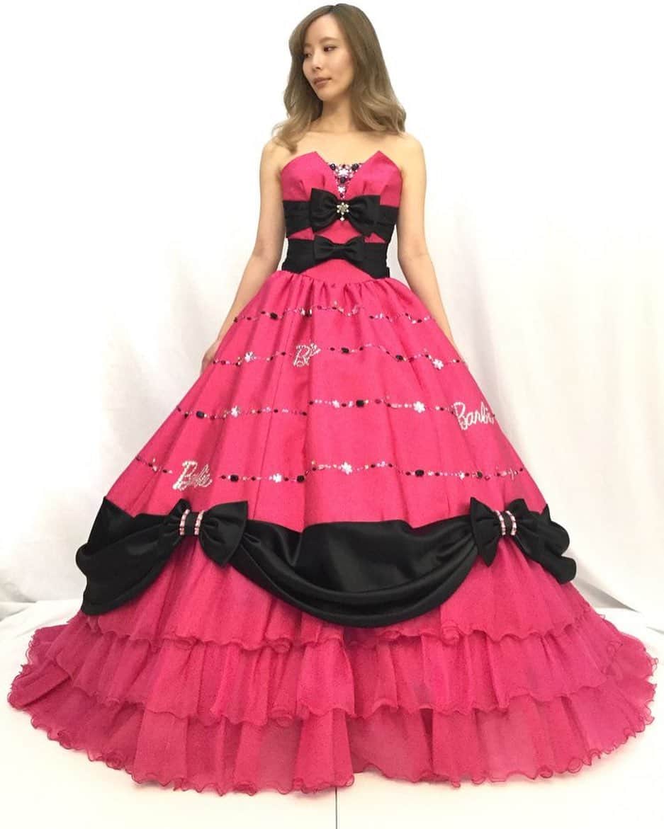 のインスタグラム：「黒×ピンクのバービードレス。  Barbieロゴのクリスタルとリボンが可愛いバービー大好き花嫁に人気のドレスです🎀  ※様々な事情で結婚式を出来ない方や延期された方へ 結婚式を諦めるのではなくフォトウェディングのプランもございます。 お問い合わせ下さい。  #バービー #バービーブライダル #バービードレス #barbie  #barbiebridal  #カラードレス　 #カラードレスピンク #ピンクドレス #リボンドレス #プレ花嫁#結婚準備 #ドレスショップ#ドレス迷子 #ドレス選び#ドレス試着 #愛ロイヤルウェディング #愛ロイヤルウエディング #airoyalwedding #日本中のプレ花嫁さんと繋がりたい #全国のプレ花嫁さんと繋がりたい  #海外挙式#沖縄挙式 #ホテルウェディング #レストランウェディング #ハウスウェディング  愛ロイヤルウェディング（新宿）  TEL 03-6304-5445 完全予約制  https://www.rf-ai.com」