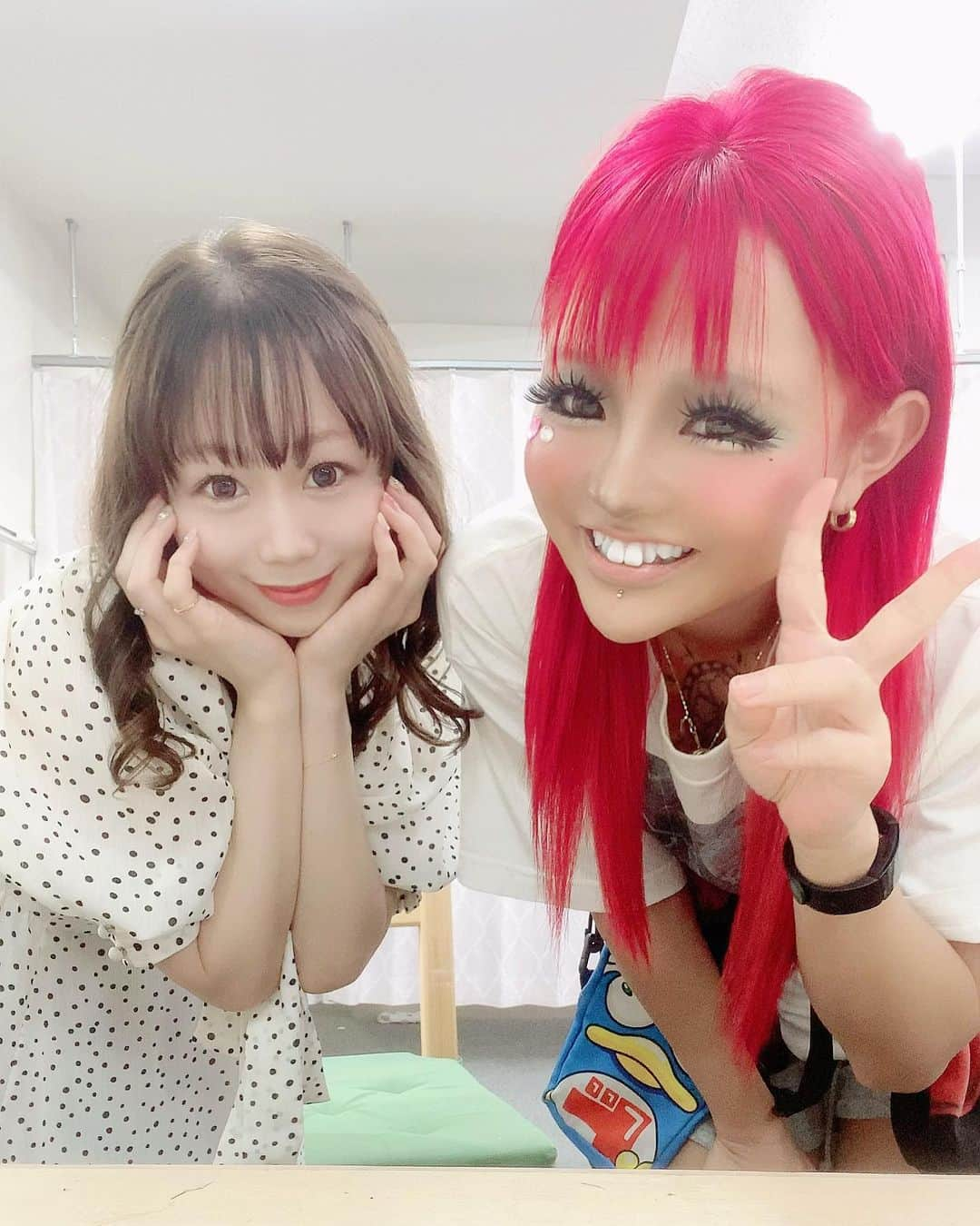 千咲まりのインスタグラム：「. まーちりん💚 撮影会で約6年ぶりに再会しました！✌🏻 更にギャル感が増してました。笑 昔オーディションと撮影かなにかで一緒になって、 私が載ってるグラビア雑誌買ってくれたりもしたの🥺 見た目メッチャ派手なのに、真面目で素直で 凄くいい子だからまた会えて凄く嬉しかったよ～💓 実は2人ともほぼ身長同じなの！！笑  #Gスタ #撮影会 #gスタ撮影会 #グラビア #グラドル #ギャル #149cm #148cm #まーちりん #ちさきまり」