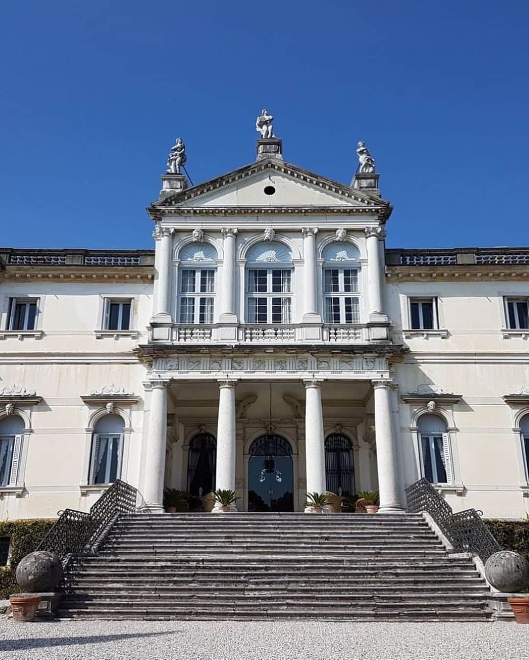 The Luxury Lifestyle Magazineさんのインスタグラム写真 - (The Luxury Lifestyle MagazineInstagram)「Situated in Conegliano, Treviso, Italy, this grand villa was built in the 1700’s and still preserves its design, architecture, and overall taste.   The villa features 10 bedrooms and 6 bathrooms with over 16,000 square feet of living space. The villa was designed by Venetian architect Baldassarre Longhena. The property’s hilltop location offers incredible views of the Alps and vineyards looking down.  This incredible estate is priced at €17M Euros / $18.2M USD.   By: Sotheby’s International Realty / Diletta Giorgolo S #TheLuxuryLifestyleMagazine #LuxuryLifestyleMagazine #Villa #PrivateVilla #Conegliano #Treviso #Italy #TrevisoItaly」6月4日 3時45分 - luxurylifestylemagazine