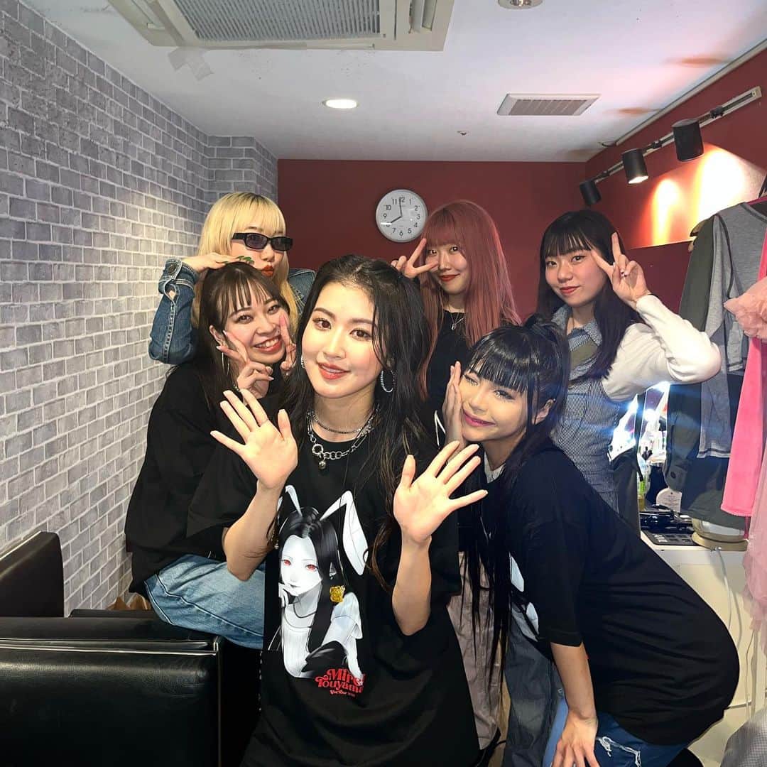 Asuka Fujimoriのインスタグラム：「@touyamamirei Live Tour 2023💕 nagoya⇒osaka⇒tokyo🔆 ・・・ 曲によってこんなにも表情が違う歌声もパワースポットな人柄も全部含めて出逢ってから今までもこれからもみれいちゃんは私にとって特別なアーティスト！✨🪽  @rikako_1927 @sae12rapunzel19  @rinri_416 @rico920rico  この4人にバッグアップしてもらえた事が なにより幸せ溢れた〜❤︎  これからもみれいちゃんの魅力が沢山の方々に 伝わりますように！愛！🫶  #當山みれいlivetour2023 #touyamamirei」