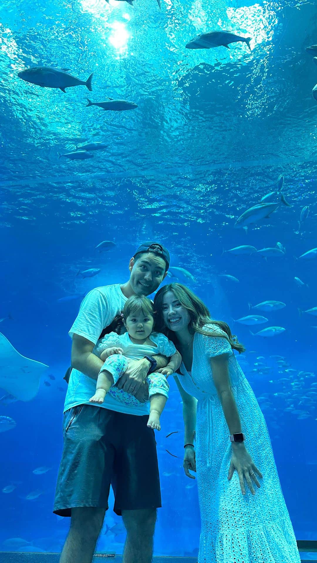 のインスタグラム：「Rika’s first time at the Aquarium 🐠  リカちゃんが初めて水族館に行きました🐟 大興奮でした😆💕 広くて、遊具もあって、 リカちゃんがとてもエンジョイできました〜🐬  #初めての水族館 #1歳 #女の子ベビー #aquarium #1yearold #girlmom #okinawa #沖縄ベビー #クォーター #美ら海水族館 #沖縄 #子連れお出かけ」