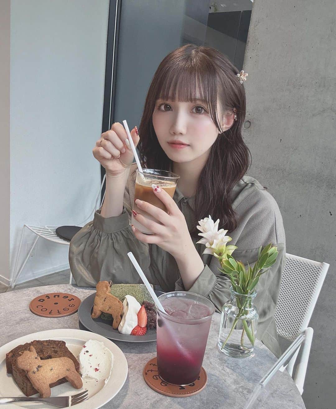 のインスタグラム：「お花のクリップが 最近のお気に入り💐  このクッキーお店のワンチャンがモデルになってるみたいなんだけどたまたまこのワンチャンに遭遇した🐕♡  #カフェ #代官山カフェ #instagood カフェ巡り #カフェ#cafe #オシャレカフェ #いいね返し #いいね#代官山グルメ#代官山 #代官山ランチ#merryjenny」