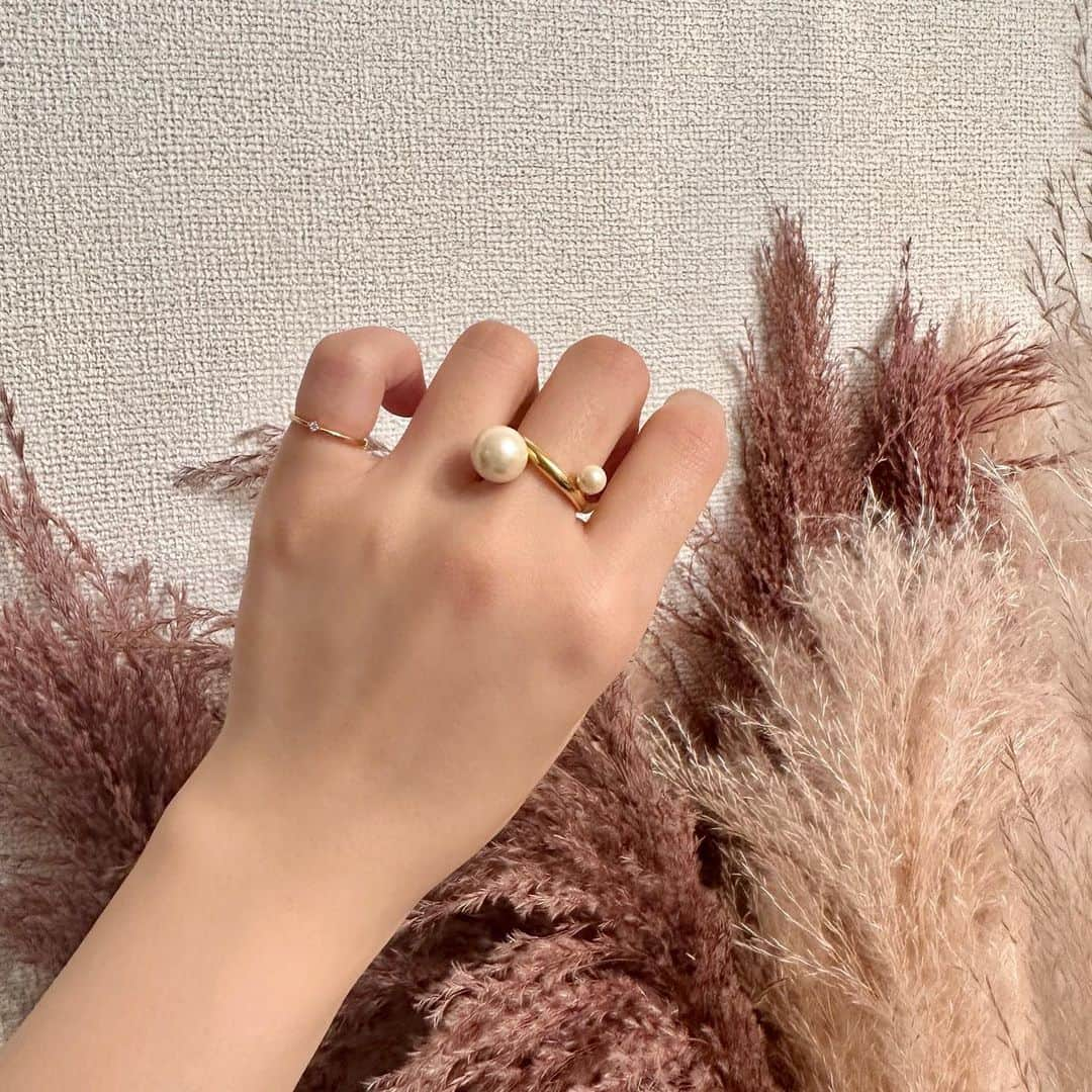 笹井千織さんのインスタグラム写真 - (笹井千織Instagram)「new ring🌱  大きさ違いのパール可愛すぎ…🧜‍♀️♡ . . . .  5月8日(月)～6月8日(木)の期間中に、@puretre_official さんをフォロー＆対象投稿へのいいねをした方の中から 　抽選で20名様に写真の『ボリュームパールリング』をプレゼントだそうです🧸 . . . . . . . . #puretre #ピュアトレ #new #newring #ring #accessory」6月3日 21時36分 - chiwori___