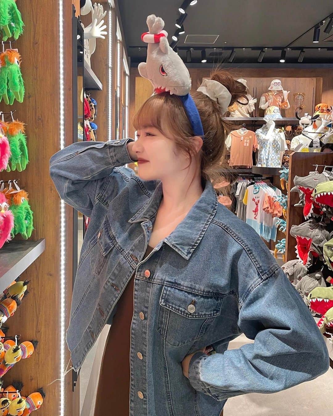 河﨑莉奈のインスタグラム：「6月17日フリマについて🩵❕  格安でお洋服やカバンなど たくさん持っていくよ〜👕🧳👟  KAWASAKI 3SIMAI  Flea Market DAY ❤︎ 2023.06.17(土) TIME ❤︎ 11:30-17:00  入場料 ¥500 ※入場には事前に入場整理券をご購入いただく必要があります。 [ 6/6 21:00~発売開始🎟️]  【PLACE】 代官山エーデルハイム  〒150-0034 東京都渋谷区代官山町3-13  渋谷駅徒歩7分 代官山駅徒歩7分  ※お支払いは現金のみとなります ※エコバックのご持参お願いします  ❤︎ チェキ撮影1枚1000円  会えるの久しぶりだ〜❕ カワサキ三姉妹で楽しみに待ってます🥰🫶🏻」