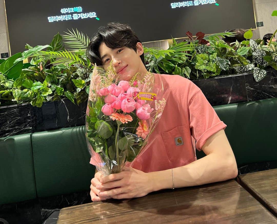 のインスタグラム：「🌸🙃」