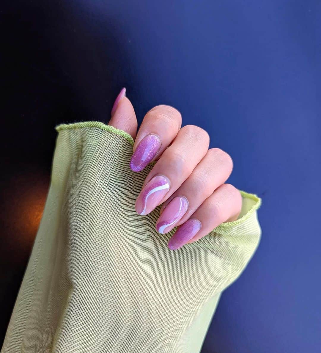 Erieのインスタグラム：「🫧💅 髪トリートメントしながらネイルも同時に綺麗にしてもらえて毎度有り難き幸せ😌 パープルマグネット💜  💅 @regen_lab_  @noriho_nail」