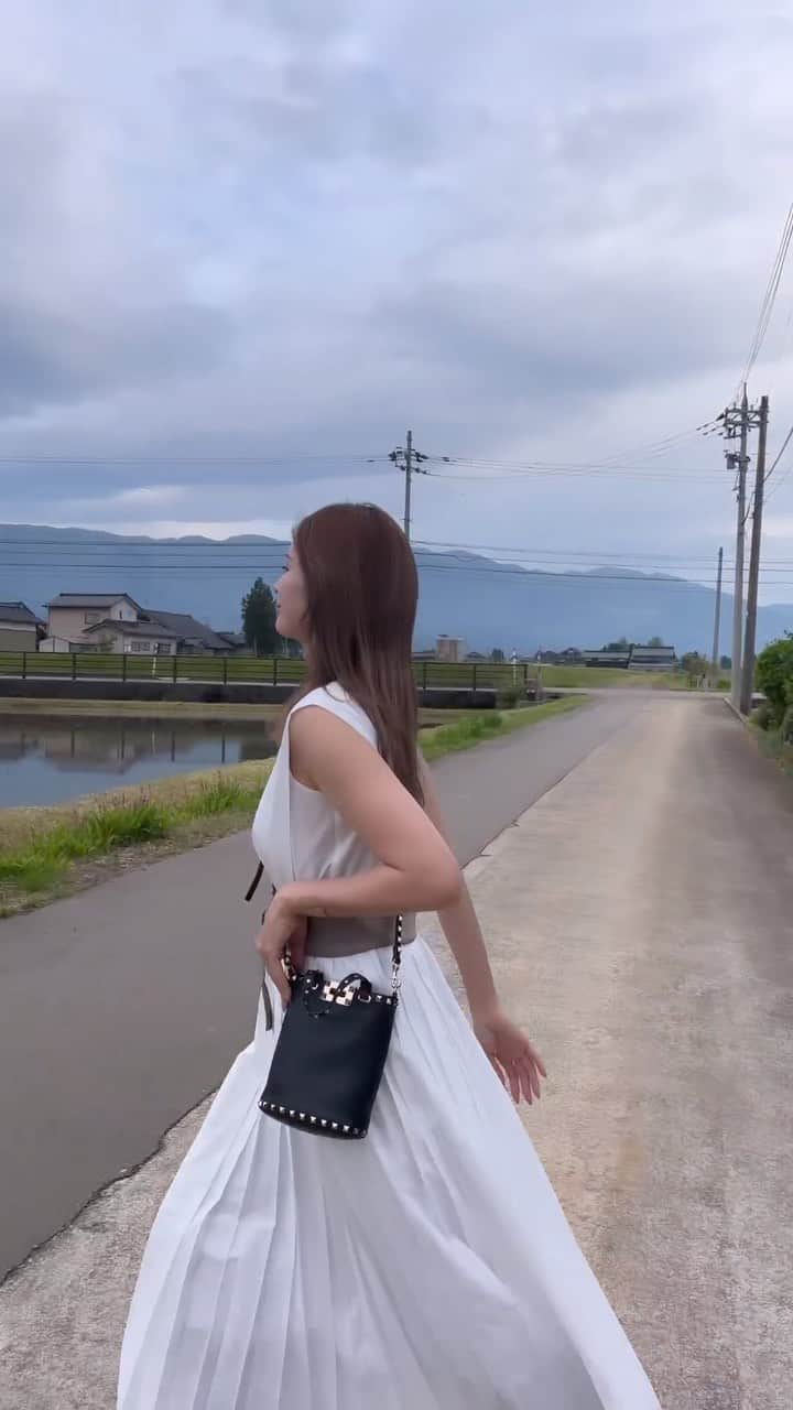得あゆのインスタグラム：「生まれ育った富山🌾〜！！！  ワンピ動画だとこんな感じ🤍 @ladymade_official 🤍  ・ ・ ・ ・ ・ ・ ・ ・ ・ ・ ・ ・ ・ ・ ・ ・ ・ ・ ・ ・ ・ ・  #ladymade#白ワンピ#白コーデ#富山#おばあちゃん家 ・ ・ ・ ・ ・ ・ ・ ・ ・ ・ ・ ・ ・ ・ ・ ・ #着回し#着回しコーデ#ロングワンピ#ロングワンピース＃ロングスカート#田舎#地元#富山観光#富山旅行#富山県#大人かわいい#大人コーデ#子育てママ#サンダル#水田#お米#長身女子#お知らせ#目標#美肌ケア#日焼け対策#日焼けケア#アラサー女子#アラサー#アラサーコーデ#産後ダイエット」