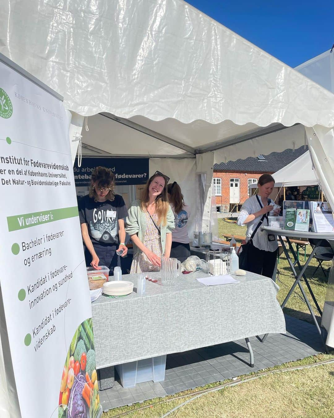 大野南香さんのインスタグラム写真 - (大野南香Instagram)「* Madens Folkemøde   My favorite food festival 🫶  This year we conducted Duo-Trio Test with our prototype at KU tent. Thank you so much for this opportunity, I am so happy that I could come here again 🥰  今年も大好きな食のフェスティバルにこれた！ 今回は大学の修士論文の続きとしてDuo-Trio Test (2種類のサンプルから標準サンプルと同じものを選ぶテスト)をやって、脂質30%オフがどのくらい違いを与えるか、実験してみた!  老若男女いろんなデンマークの人の反応が見れておもしろかった☺️  #everydayhappy ☺︎」6月3日 21時47分 - minaka_official