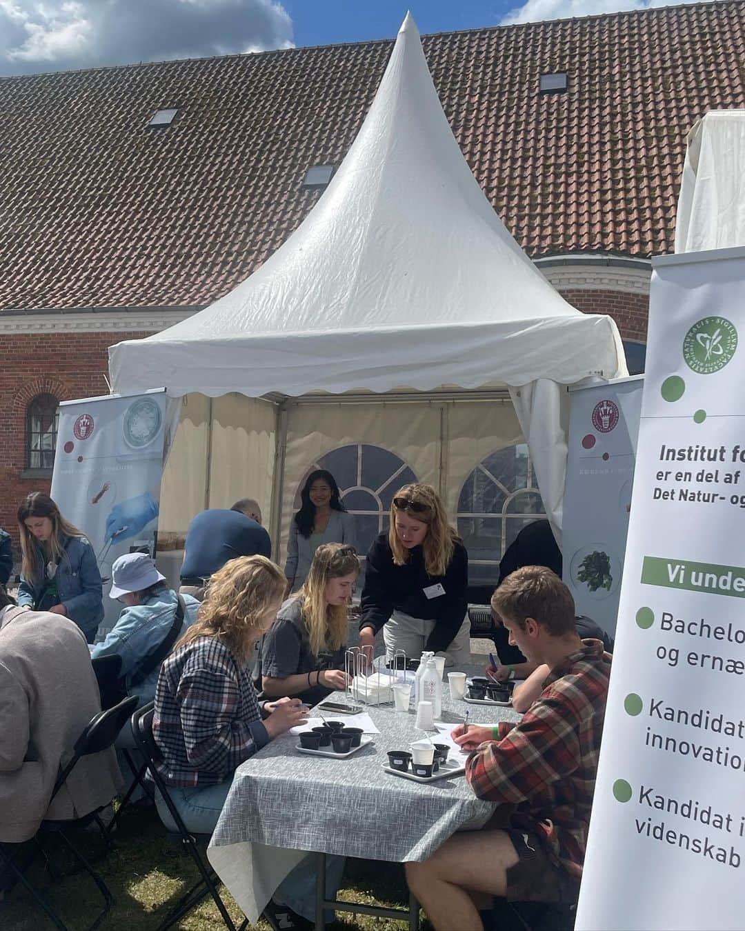 大野南香さんのインスタグラム写真 - (大野南香Instagram)「* Madens Folkemøde   My favorite food festival 🫶  This year we conducted Duo-Trio Test with our prototype at KU tent. Thank you so much for this opportunity, I am so happy that I could come here again 🥰  今年も大好きな食のフェスティバルにこれた！ 今回は大学の修士論文の続きとしてDuo-Trio Test (2種類のサンプルから標準サンプルと同じものを選ぶテスト)をやって、脂質30%オフがどのくらい違いを与えるか、実験してみた!  老若男女いろんなデンマークの人の反応が見れておもしろかった☺️  #everydayhappy ☺︎」6月3日 21時47分 - minaka_official