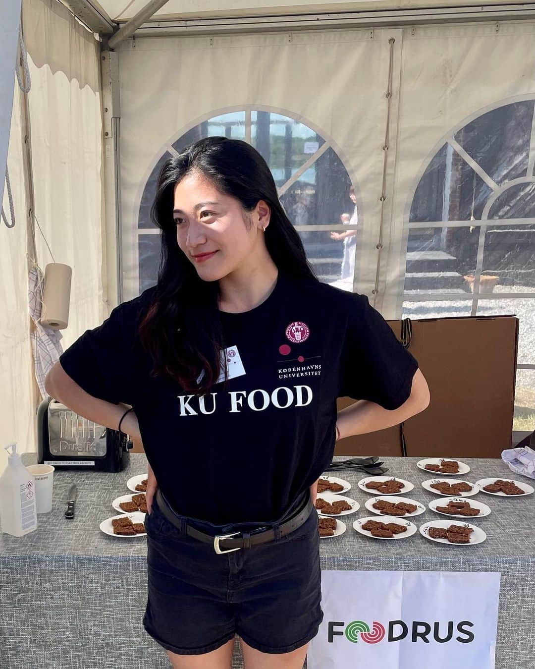 大野南香のインスタグラム：「* Madens Folkemøde   My favorite food festival 🫶  This year we conducted Duo-Trio Test with our prototype at KU tent. Thank you so much for this opportunity, I am so happy that I could come here again 🥰  今年も大好きな食のフェスティバルにこれた！ 今回は大学の修士論文の続きとしてDuo-Trio Test (2種類のサンプルから標準サンプルと同じものを選ぶテスト)をやって、脂質30%オフがどのくらい違いを与えるか、実験してみた!  老若男女いろんなデンマークの人の反応が見れておもしろかった☺️  #everydayhappy ☺︎」