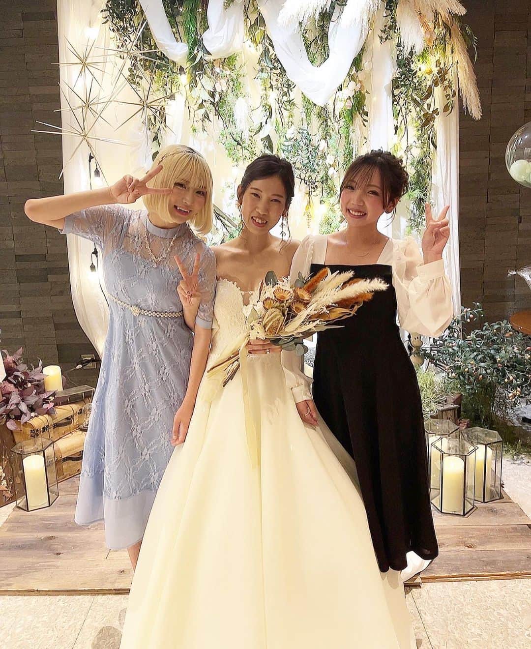 いーたろのインスタグラム：「大親友のまっちゃんの結婚式で泣かないわけないよね🤣 友人代表スピーチ選んでくれてありがとう🥹❤️ 世界1綺麗で可愛かったよ😭  これから先おばあちゃんになっても3人で笑って過ごそうね🤭  #家族」