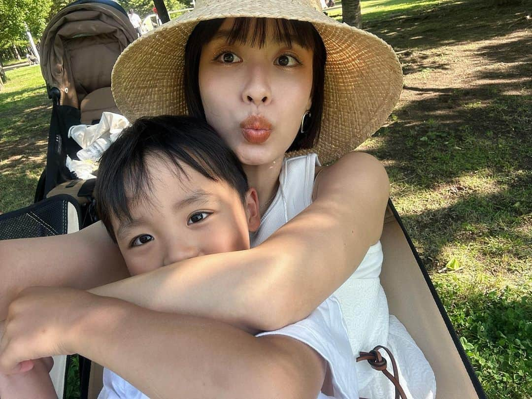 小西翼さんのインスタグラム写真 - (小西翼Instagram)「. めっちゃ色んな顔してくれた👦🏾笑 最後の顔がお気に入り🫰  最近土日もずっとワンオペだったのでやっとこ、 マツエクのメンテナンスにいけた🥹🤍  @teenkarbel で会話も楽しい赤穂さんに 担当してもらい、ほんまにずっと 私の話相手をしてくれ、終わったら まつ毛もめっちゃ綺麗につけてくださってました😍  子どもたちはダイスキだけど、 子どもを預けて外に出てゆっくり 人と会話をする時間ってすごい ストレス発散なんやなぁと思いました。  そして、マツエクしてる人はぜひ！ アイシャンプーしてほしい！ まつ毛の毛根に詰まった汚れが 落ちて、まつ毛ダニと眼病予防 になるのでおすすめです🫶 健康なまつ毛が生えてくるらしい のでやってもらってます🤍  #teenkarbel#マツエク #メンテナンス#まま」6月3日 21時50分 - tucha_k