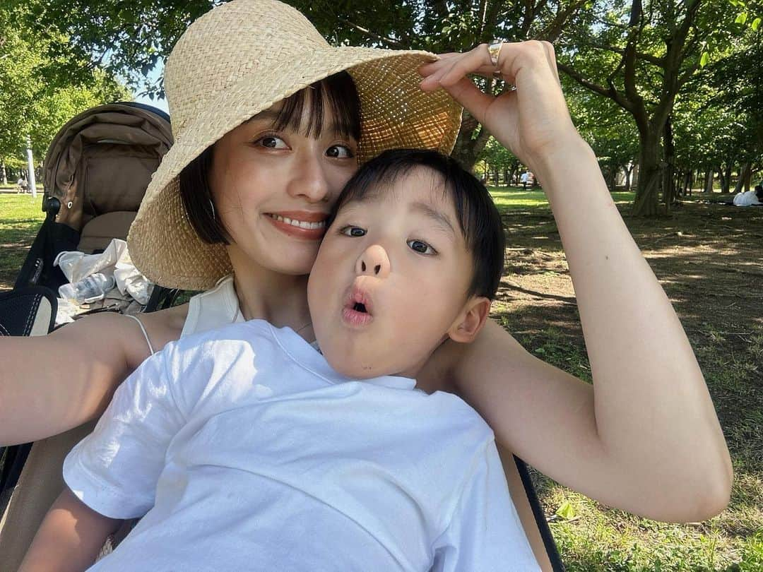 小西翼さんのインスタグラム写真 - (小西翼Instagram)「. めっちゃ色んな顔してくれた👦🏾笑 最後の顔がお気に入り🫰  最近土日もずっとワンオペだったのでやっとこ、 マツエクのメンテナンスにいけた🥹🤍  @teenkarbel で会話も楽しい赤穂さんに 担当してもらい、ほんまにずっと 私の話相手をしてくれ、終わったら まつ毛もめっちゃ綺麗につけてくださってました😍  子どもたちはダイスキだけど、 子どもを預けて外に出てゆっくり 人と会話をする時間ってすごい ストレス発散なんやなぁと思いました。  そして、マツエクしてる人はぜひ！ アイシャンプーしてほしい！ まつ毛の毛根に詰まった汚れが 落ちて、まつ毛ダニと眼病予防 になるのでおすすめです🫶 健康なまつ毛が生えてくるらしい のでやってもらってます🤍  #teenkarbel#マツエク #メンテナンス#まま」6月3日 21時50分 - tucha_k