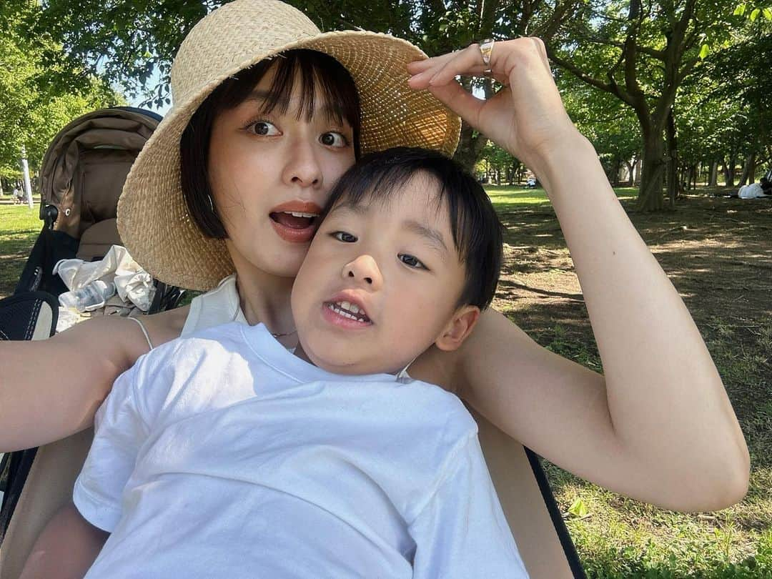 小西翼さんのインスタグラム写真 - (小西翼Instagram)「. めっちゃ色んな顔してくれた👦🏾笑 最後の顔がお気に入り🫰  最近土日もずっとワンオペだったのでやっとこ、 マツエクのメンテナンスにいけた🥹🤍  @teenkarbel で会話も楽しい赤穂さんに 担当してもらい、ほんまにずっと 私の話相手をしてくれ、終わったら まつ毛もめっちゃ綺麗につけてくださってました😍  子どもたちはダイスキだけど、 子どもを預けて外に出てゆっくり 人と会話をする時間ってすごい ストレス発散なんやなぁと思いました。  そして、マツエクしてる人はぜひ！ アイシャンプーしてほしい！ まつ毛の毛根に詰まった汚れが 落ちて、まつ毛ダニと眼病予防 になるのでおすすめです🫶 健康なまつ毛が生えてくるらしい のでやってもらってます🤍  #teenkarbel#マツエク #メンテナンス#まま」6月3日 21時50分 - tucha_k