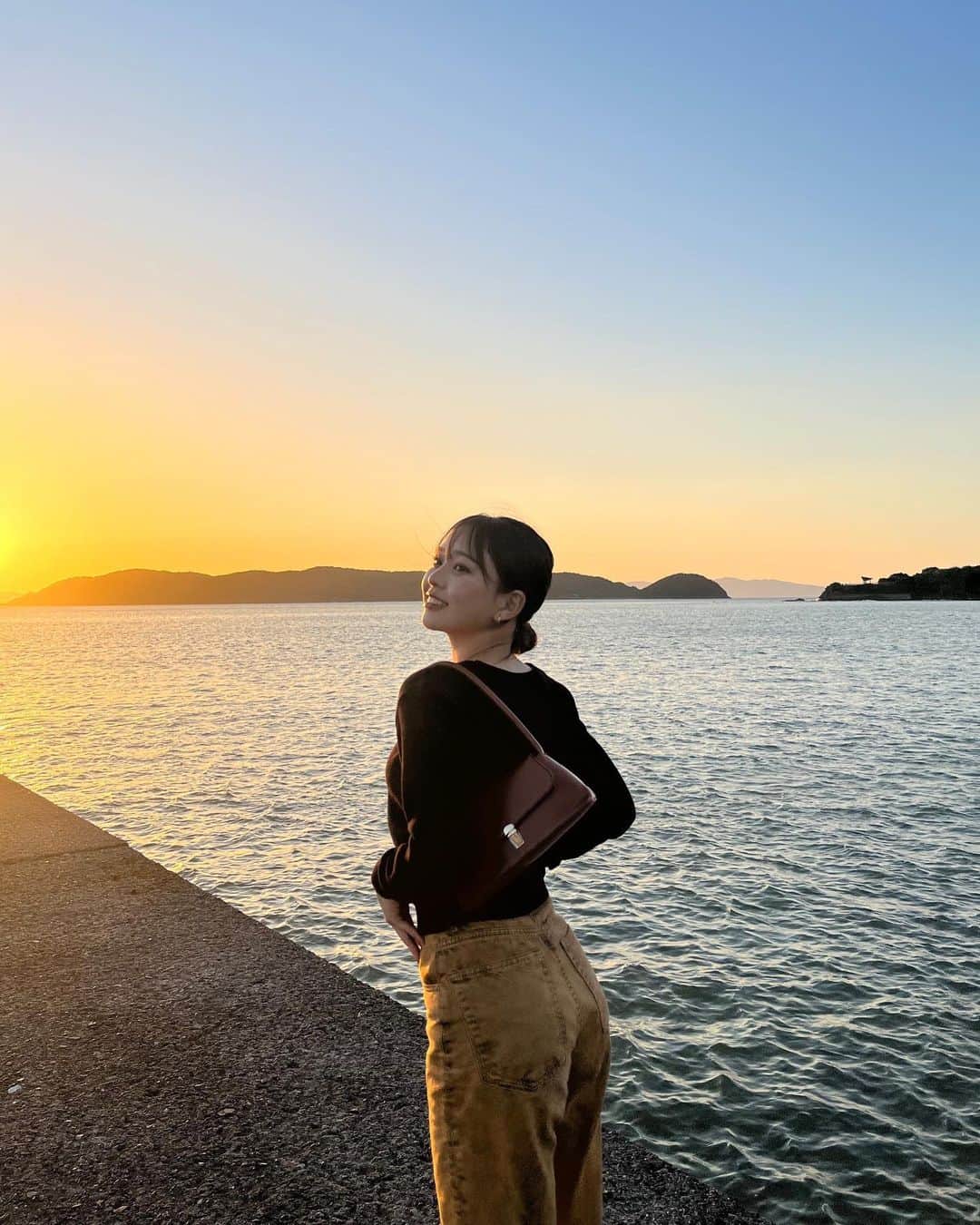 のインスタグラム：「夕方の海がすき🌇」
