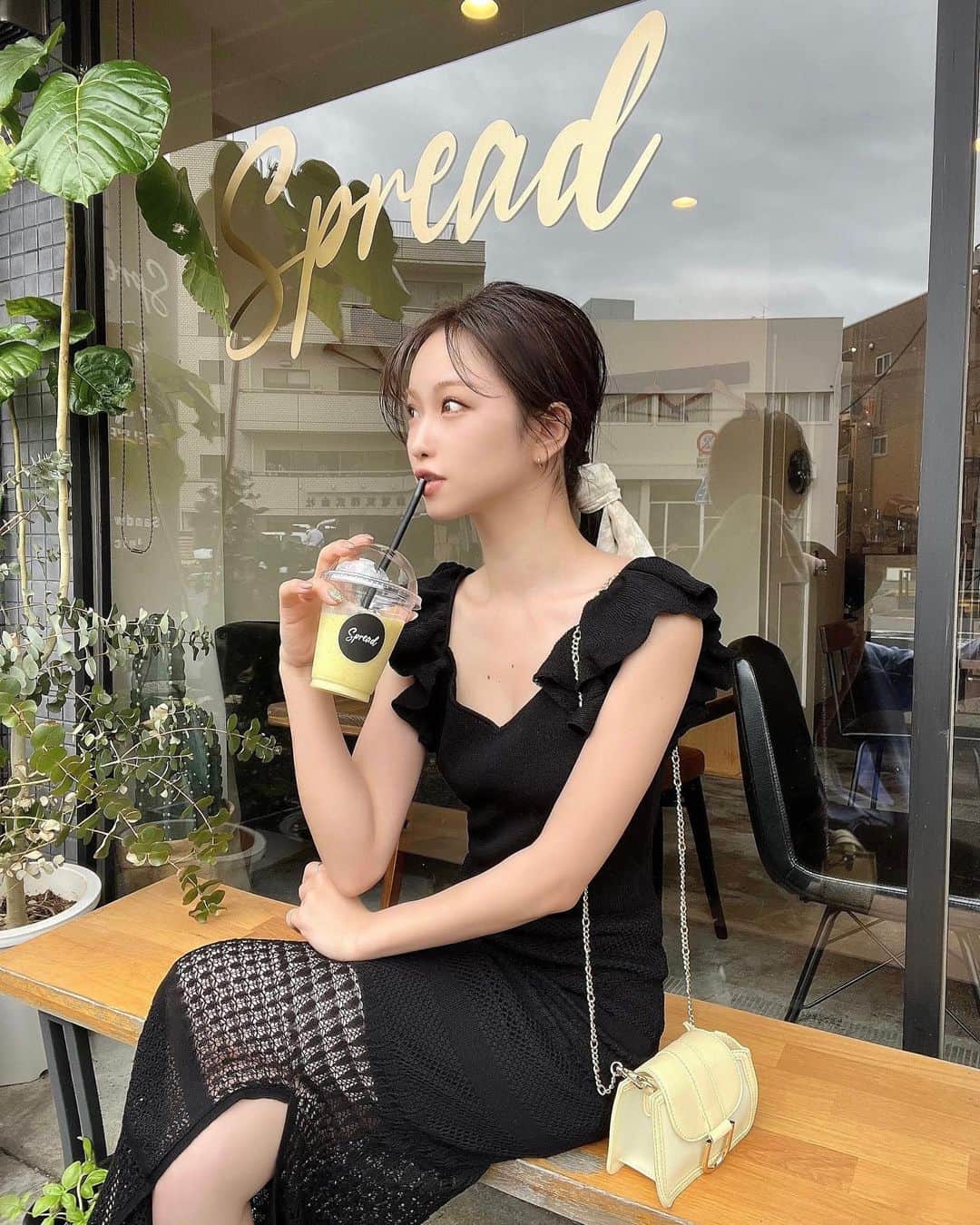 木田絵里香のインスタグラム：「. ここのスムージーうまうま🥤 . このワンピスリットと透かし編みかわいい❤︎ 最近スニーカーばっか👟 . #ワンピース#ワンピコーデ#ロングワンピ#カフェ#東京カフェ」