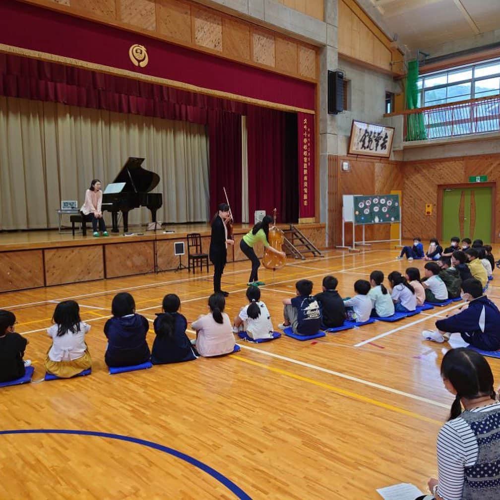新倉瞳さんのインスタグラム写真 - (新倉瞳Instagram)「全アウトリーチ&夢ホールでの公演、すべて終演しました✨  子供たちの豊かな感性に触れ、新温泉町の皆さまの優しさに触れ、また人生の尊さを教わった時間でした。  ありがとうございました！！」6月3日 21時51分 - hitominiikura